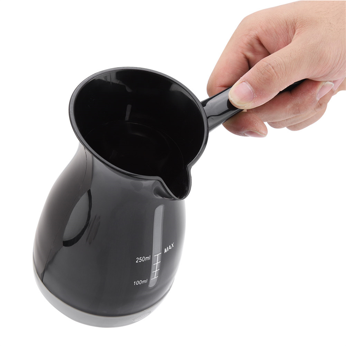 Schwarzer elektrischer Kaffeekocher, mit Griff und Messskala.