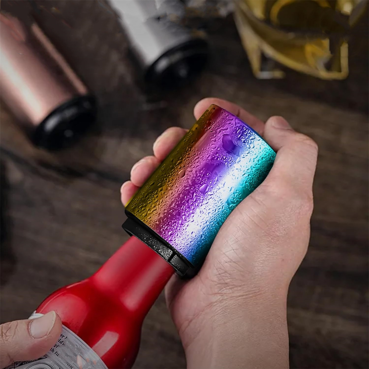 Eine Person, die eine Bierflasche mit einem regenbogenfarbenen Flaschenöffner öffnet.
