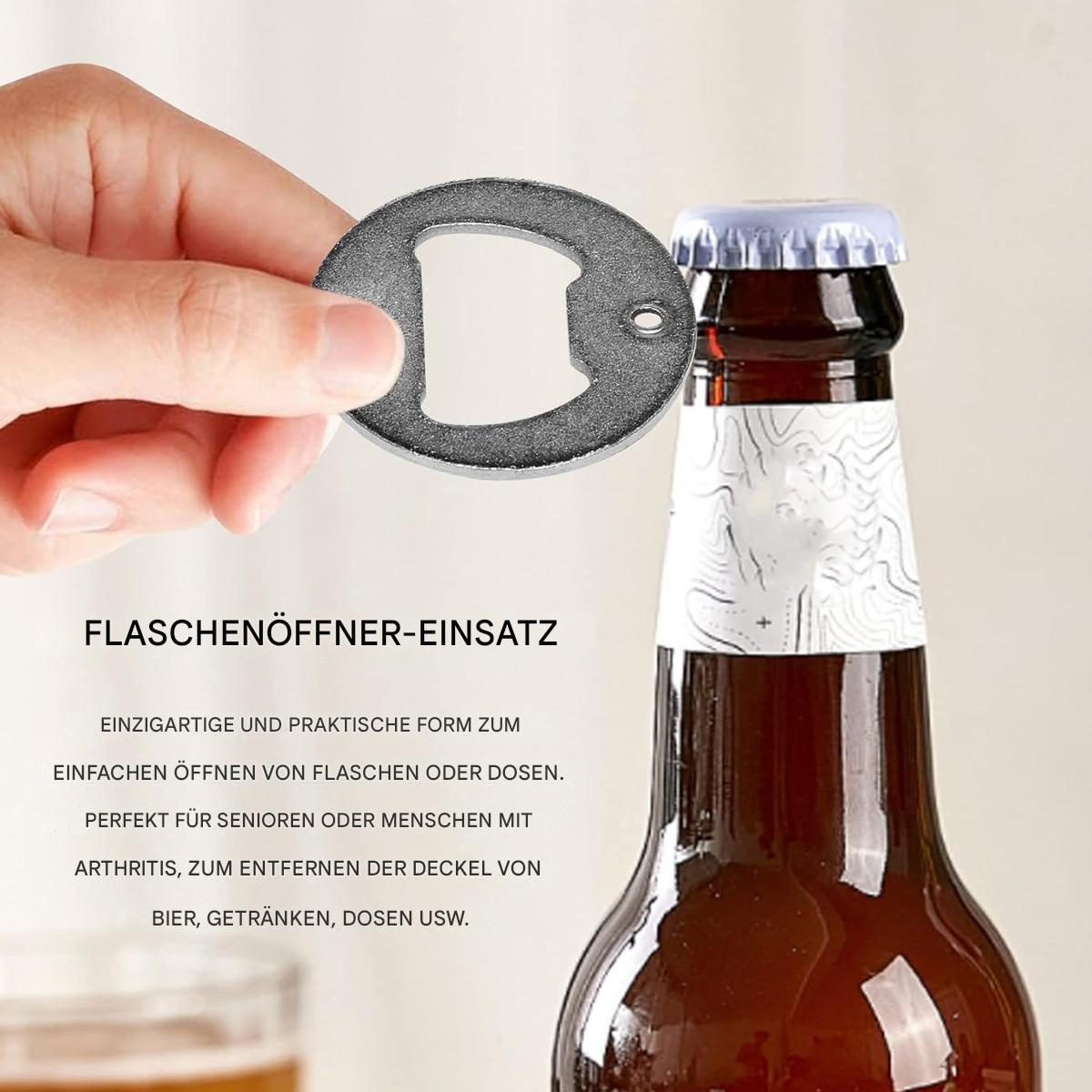 Hand hält einen silbernen Flaschenöffner über einer Bierflasche. Text zur Verwendung.