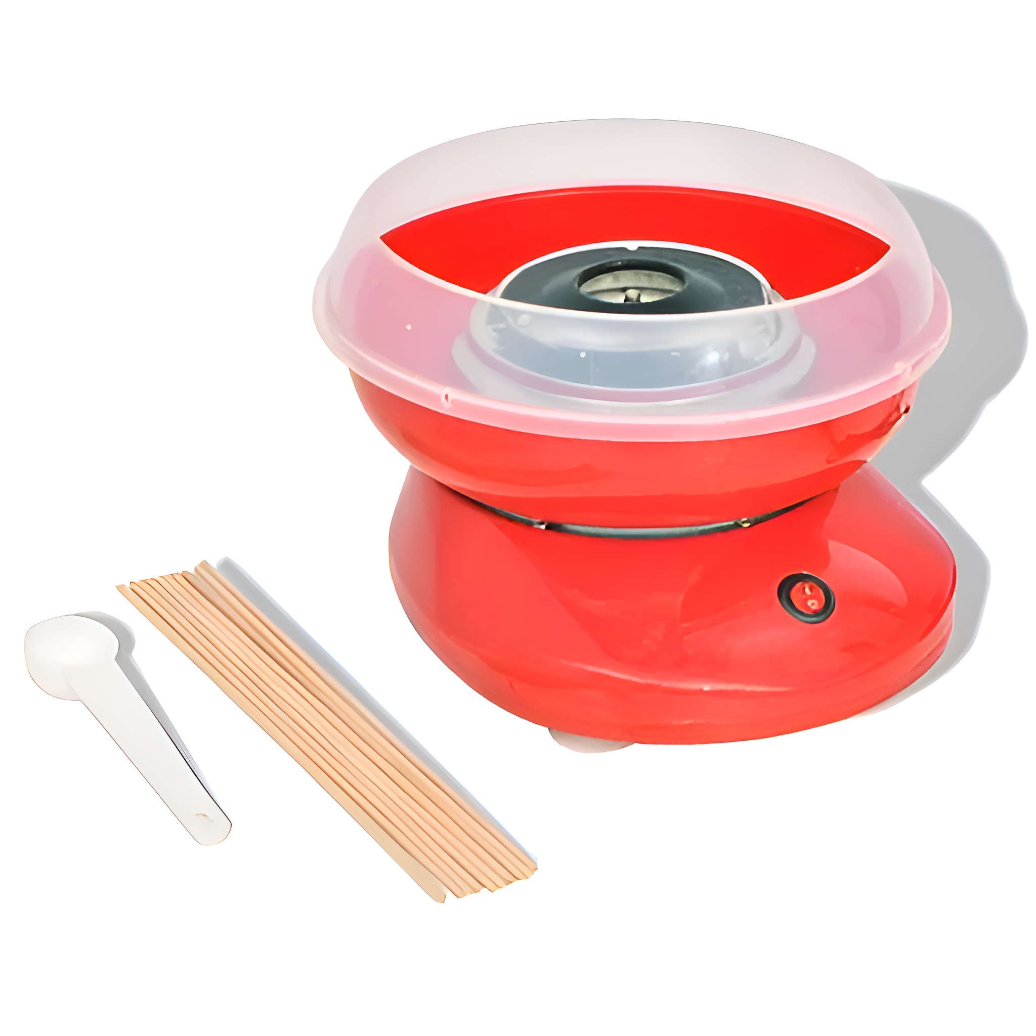 Eine rote Zuckerwattemaschine, ein Messlöffel und Holzstäbchen. Weißer Hintergrund. Deckel transparent.