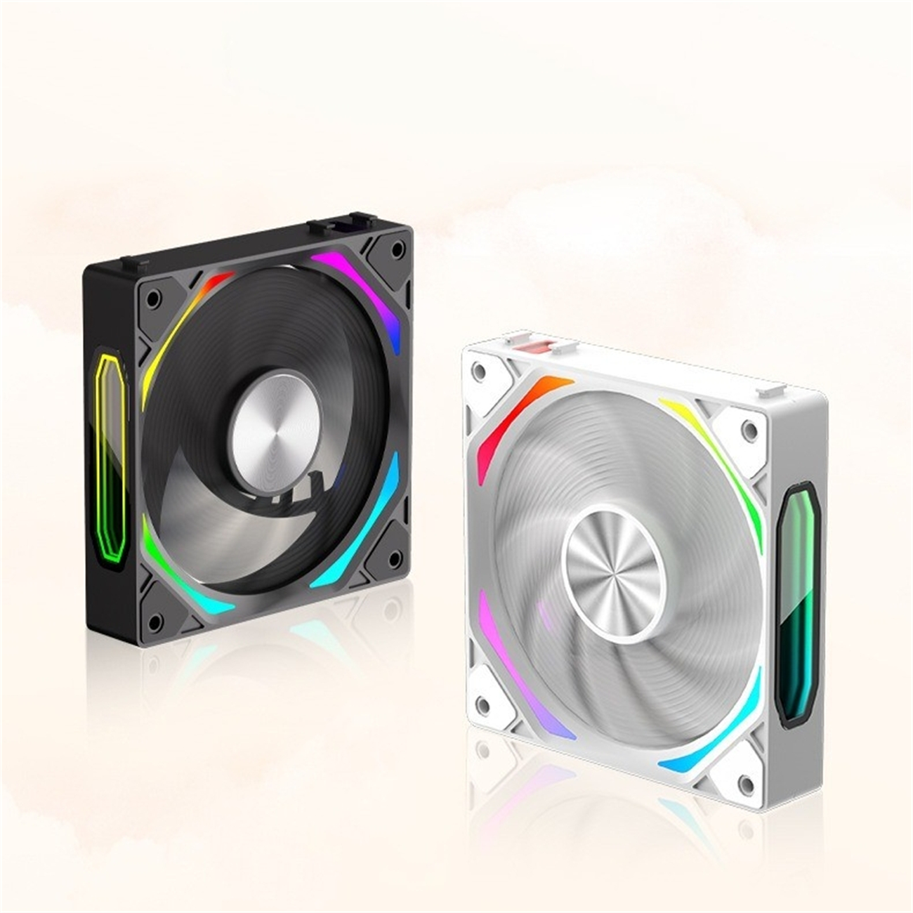 Zwei Computerlüfter, einer schwarz und einer weiß, mit RGB-Beleuchtung um die Lüfterblätter. Reflektierende Oberfläche.