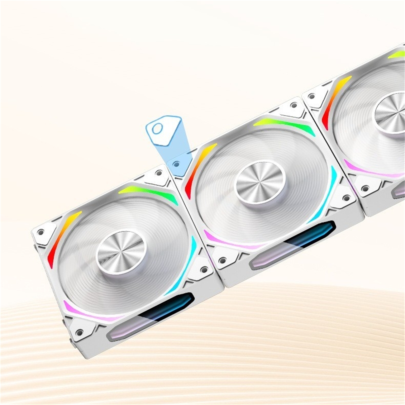Drei weiße Computerlüfter mit RGB-Beleuchtung. Winkelansicht, die das Design hervorhebt.