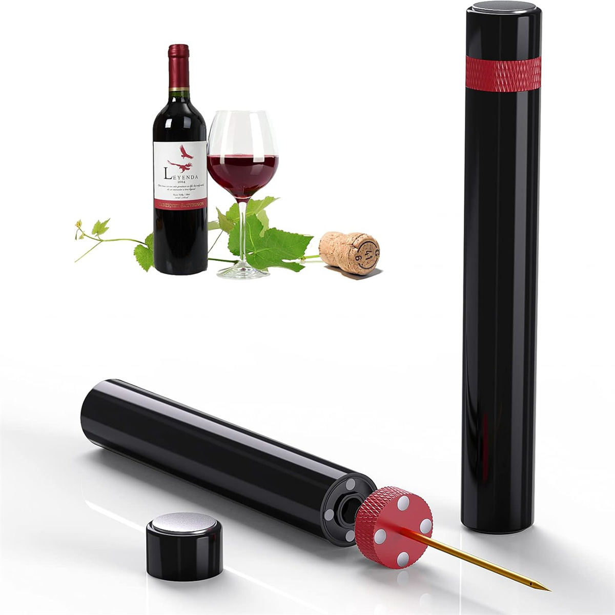 Weinflasche, Weinglas, Korken und ein schwarzer Weinretter mit einer Nadel.