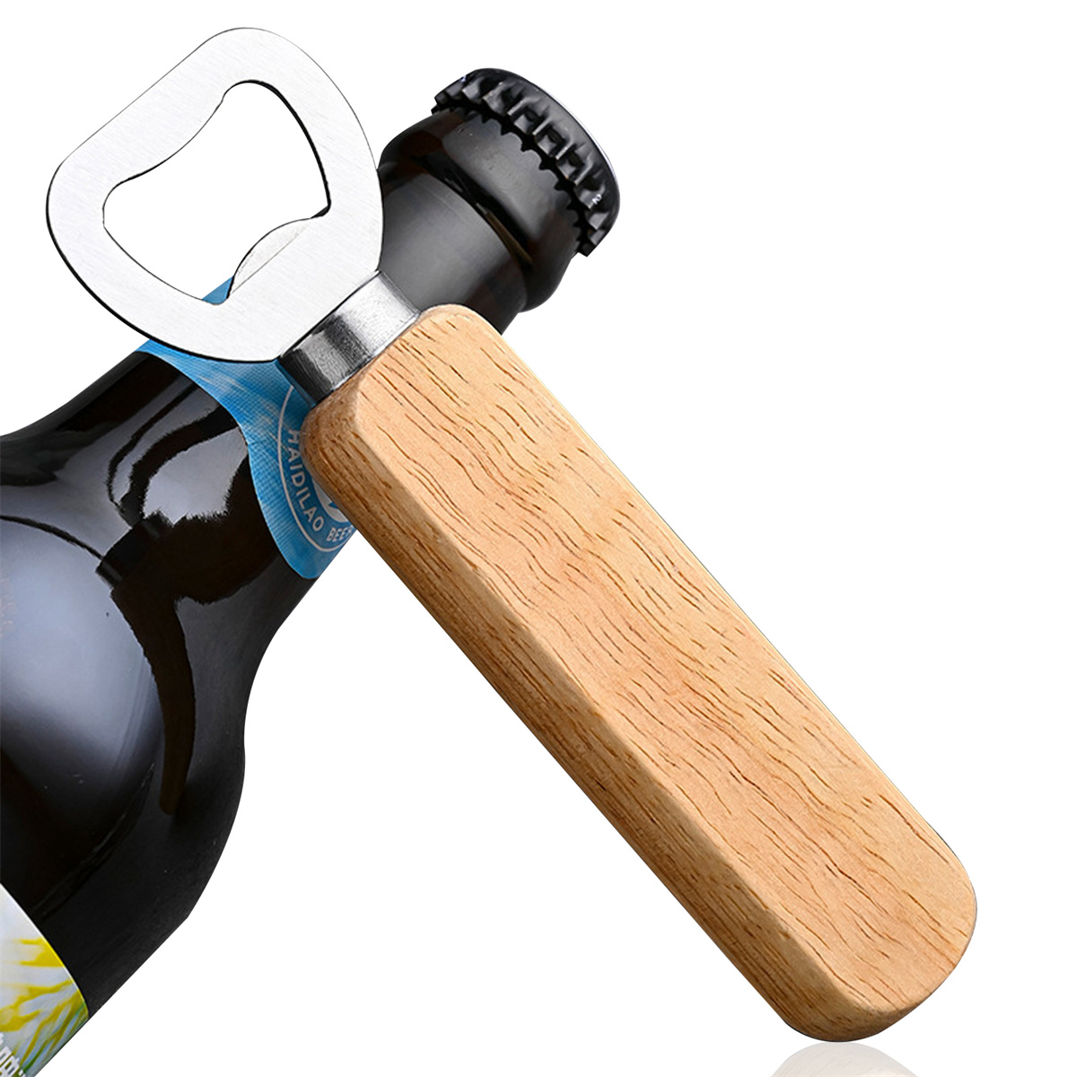 Ein Flaschenöffner mit Holzgriff öffnet eine dunkle Bierflasche auf weißem Hintergrund.
