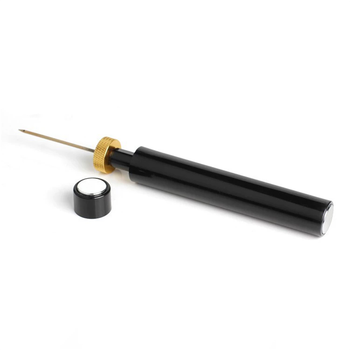 Ein schwarzer und goldener Weinverschluss mit einer Nadel und einem Deckel, auf weißem Hintergrund.