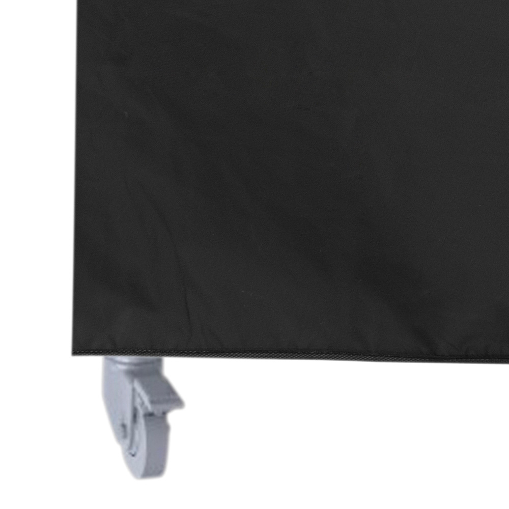 Een close-up van een zwarte stoffen bekleding met een wiel in de linker benedenhoek.