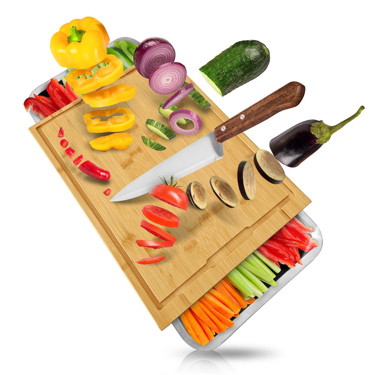 Ein Schneidebrett mit Gemüse und einem Messer. Gemüse sind Paprika, Zwiebeln und Zucchini.