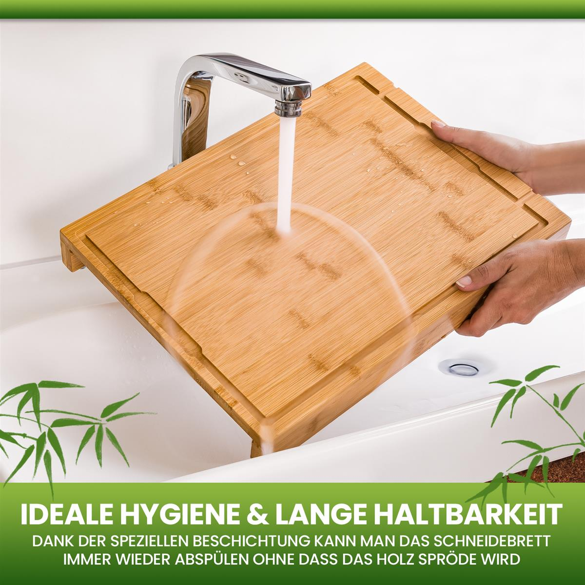 Holzschneidebrett, das unter einem Wasserhahn in einem weißen Waschbecken abgespült wird.
