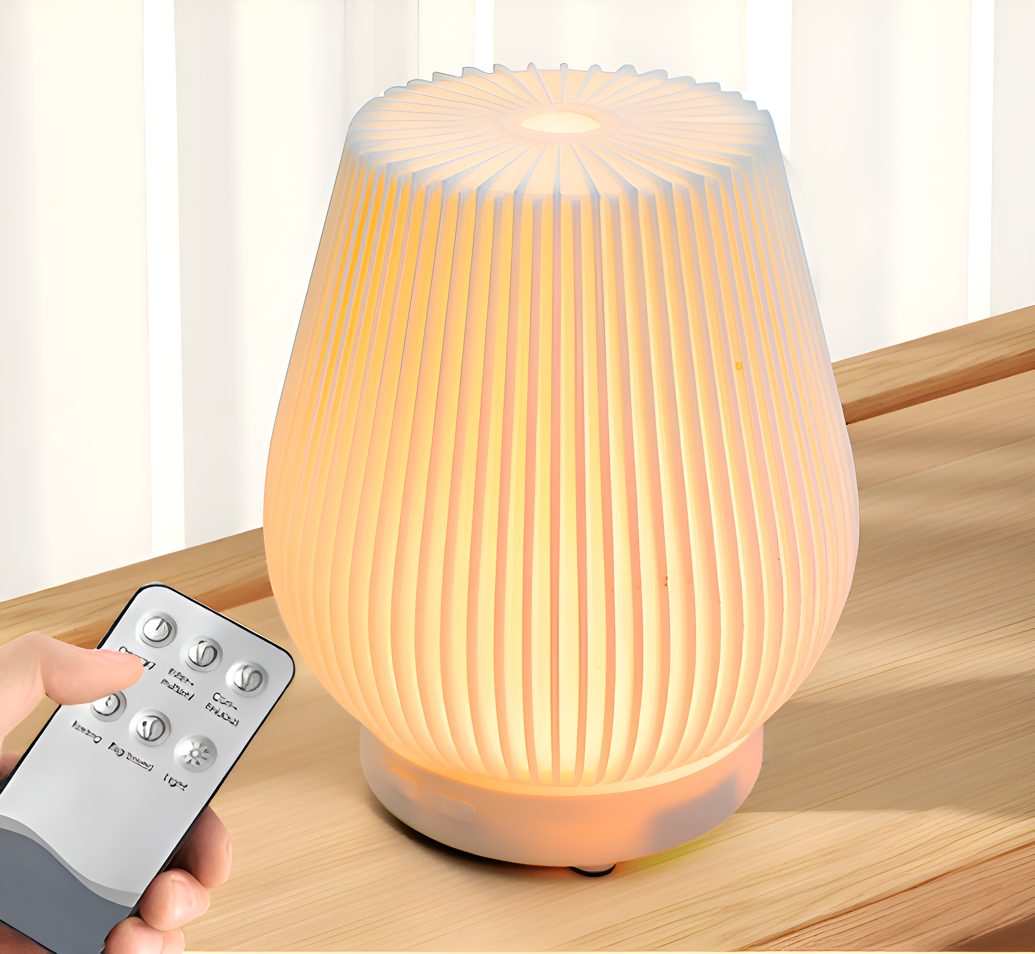 Eine Lampe mit einer Hand, die eine Fernbedienung hält. Die Lampe ist weiß und hat ein plissiertes Design. Licht scheint heraus.