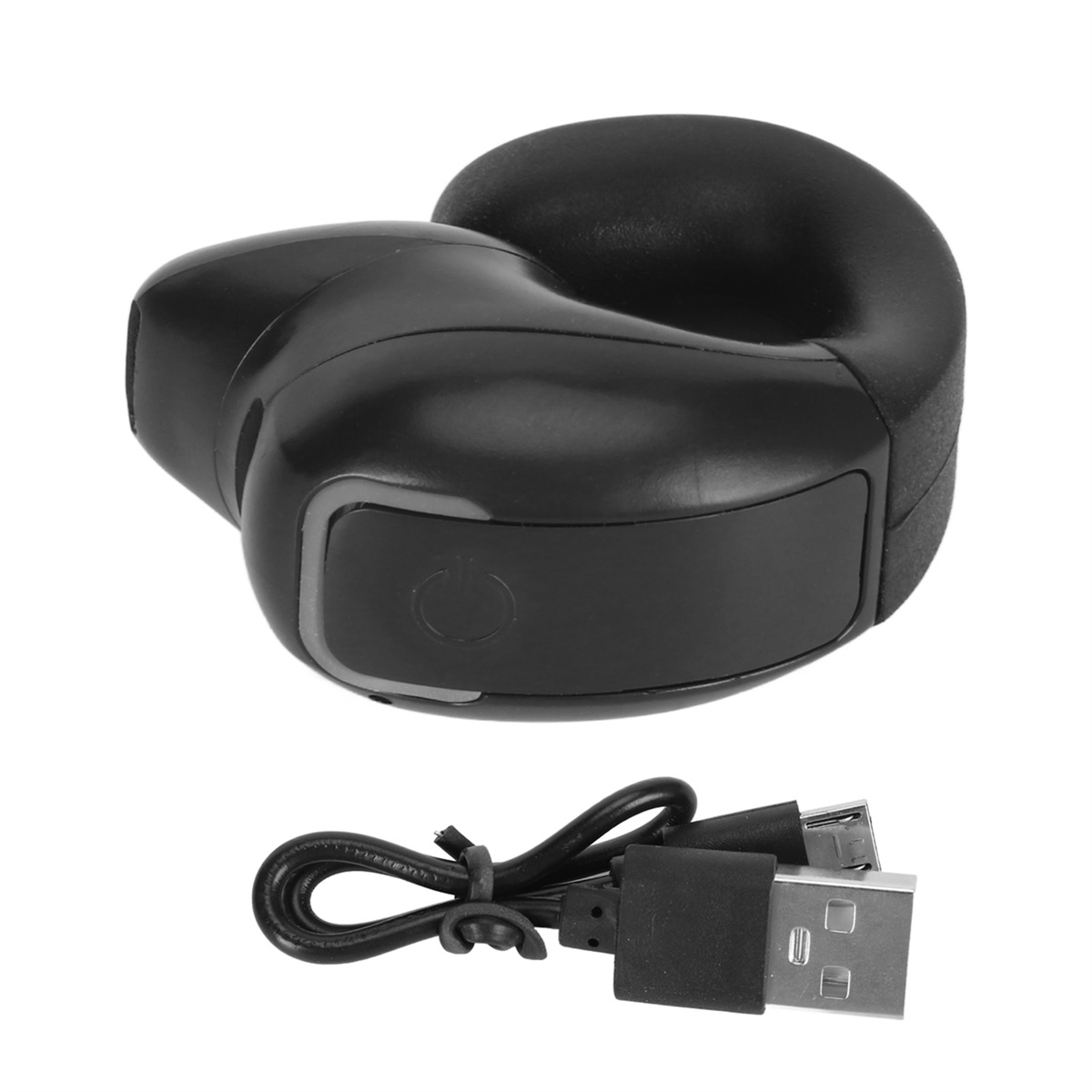 Schwarzer Ohrhörer mit Ladeanschluss. Ein USB-Kabel ist mit dem Ladeanschluss verbunden.