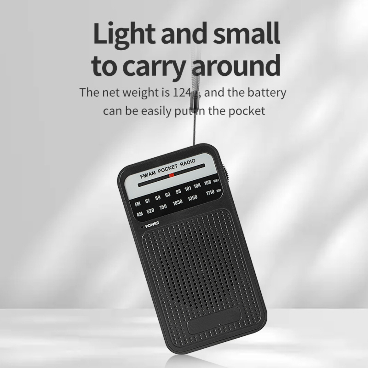 Kleines schwarzes Taschenradio mit FM/AM-Frequenzen und einem Ein-Aus-Schalter. Text: leicht und klein.