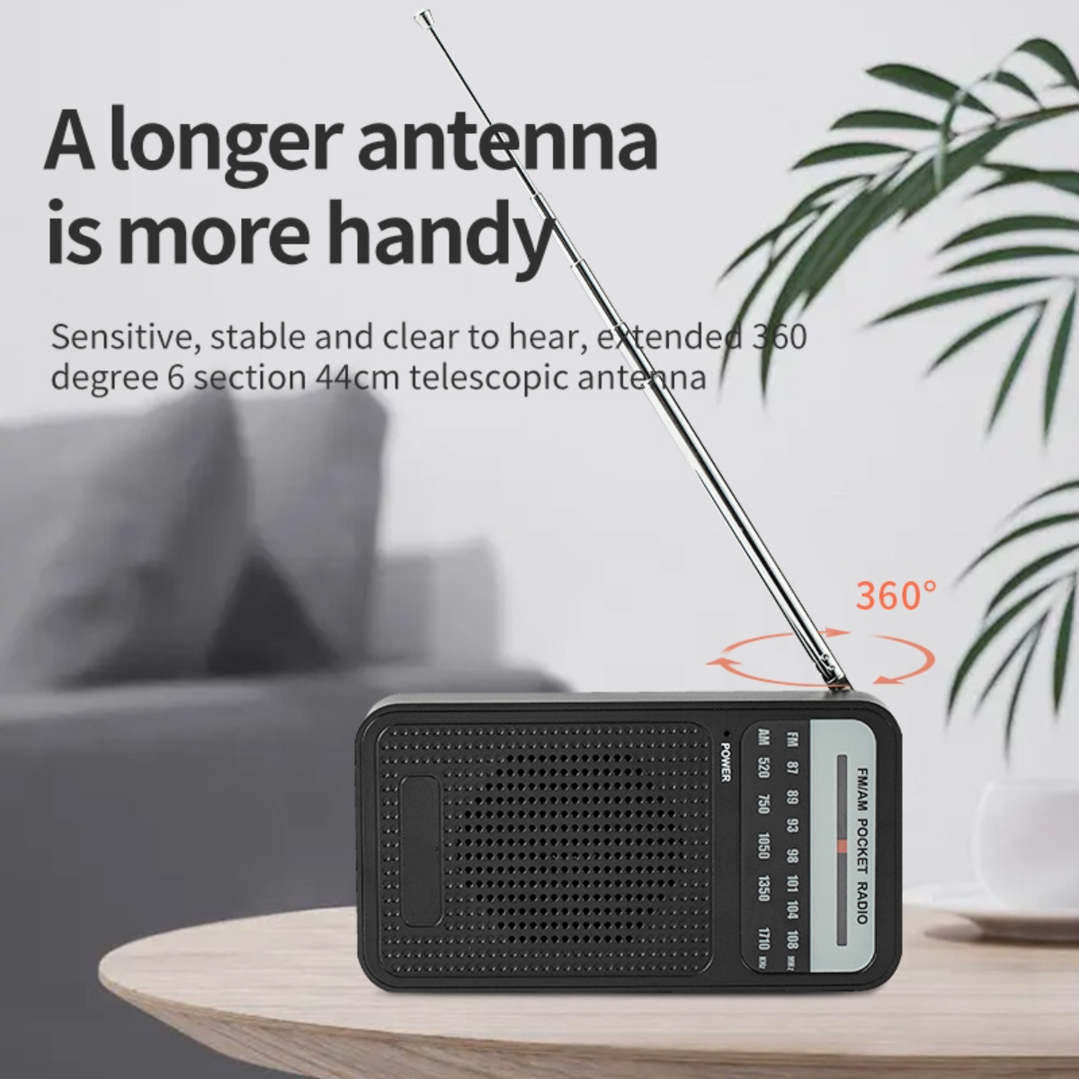 Schwarzes Taschenradio mit langer Antenne und Text. Eine Hand hält das Radio. Hintergrund.
