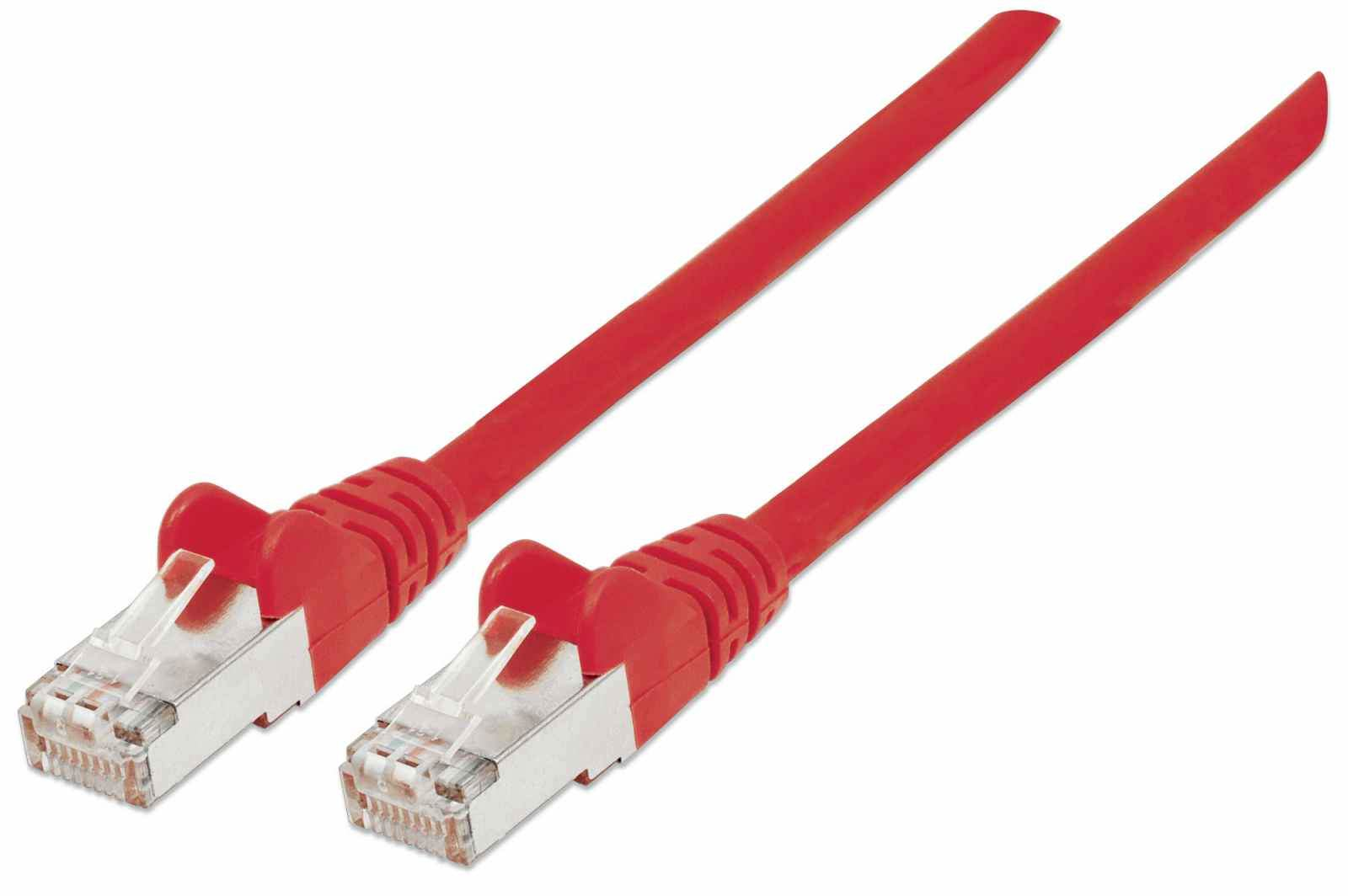 Twee rode ethernetkabels met zilveren connectoren. Ze liggen op een wit oppervlak.