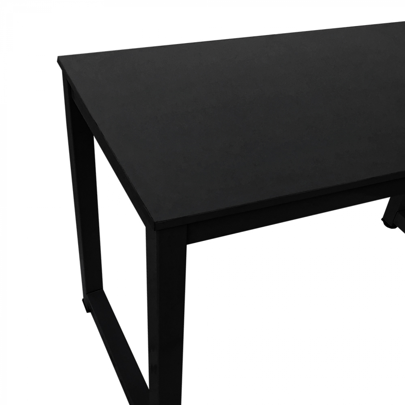 Close-up van een zwarte tafel met een rechthoekig blad en zwarte poten tegen een witte achtergrond.