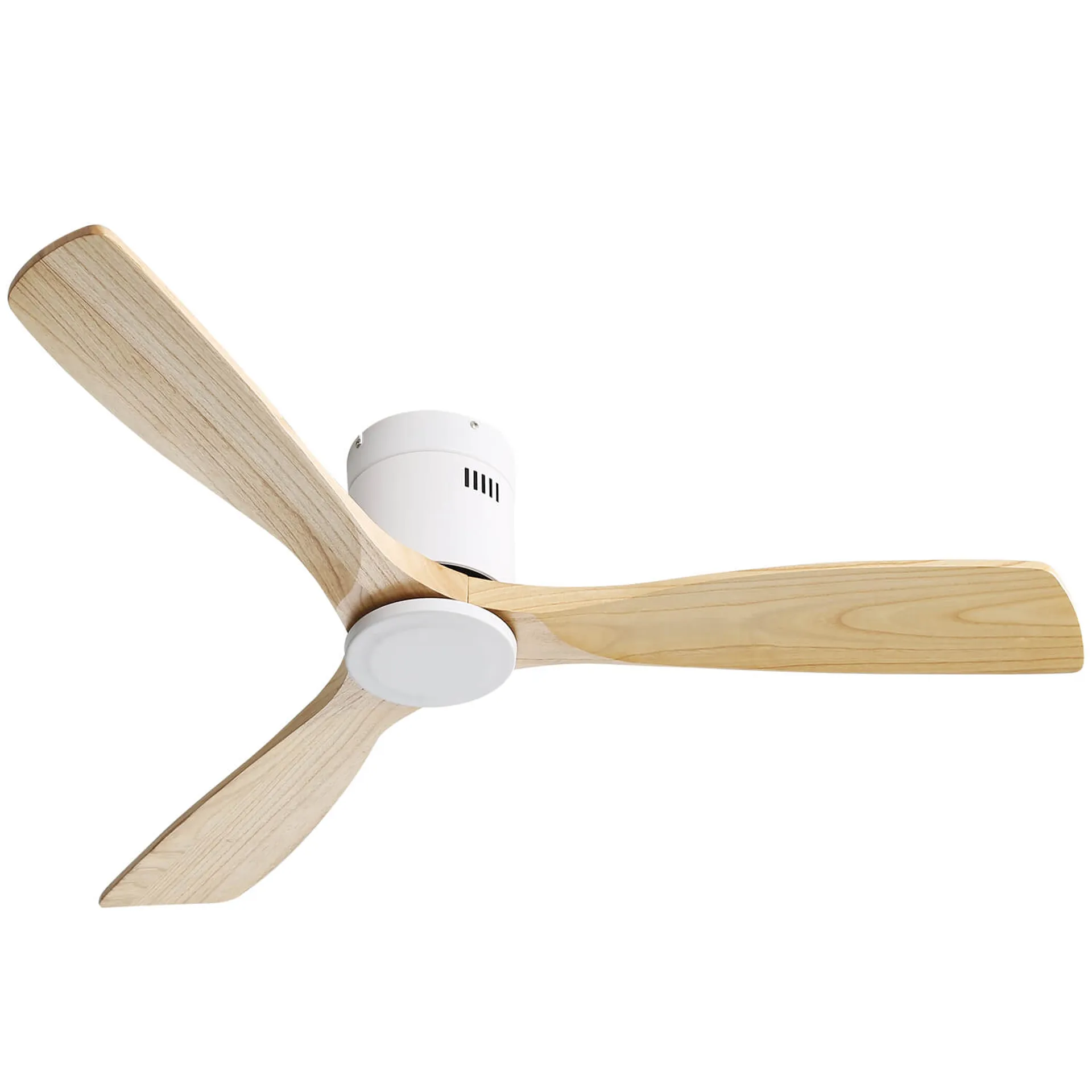 Ein weißer Deckenventilator mit drei Holzflügeln. Er hat ein weißes Motorgehäuse und ein weißes Mittelstück.