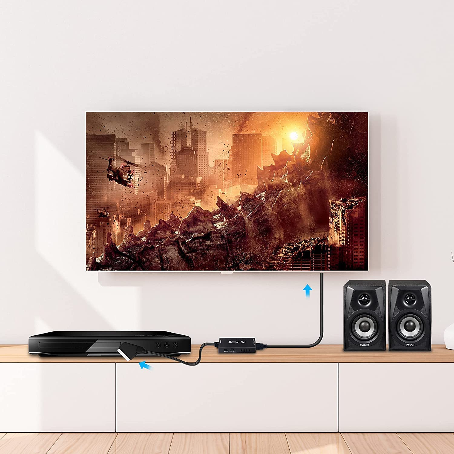 Fernseher mit Filmszene, verbunden mit DVD-Player und Lautsprechern auf Schrank.