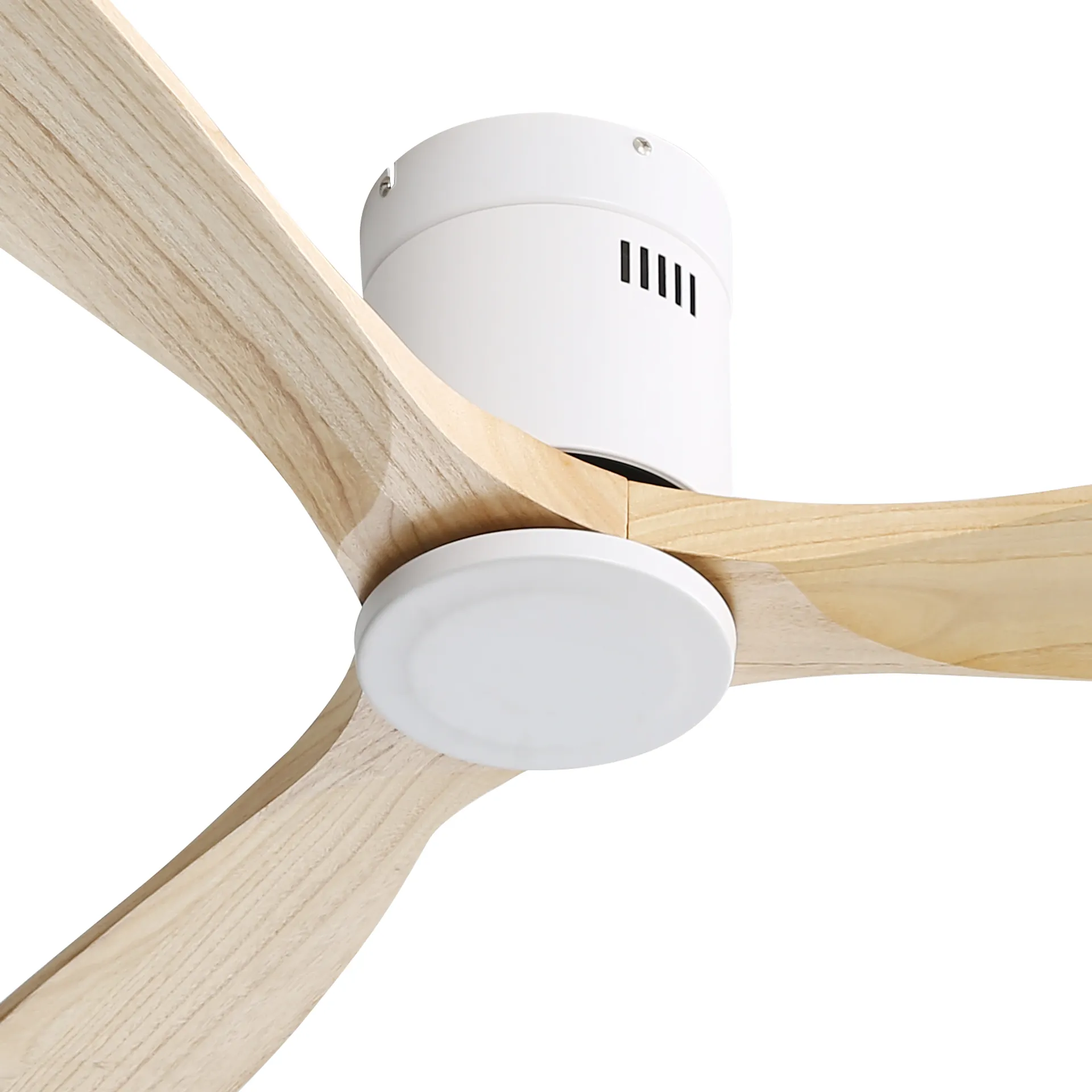 Deckenventilator mit drei Holzblättern und einem weißen Motor. Weißer Hintergrund.