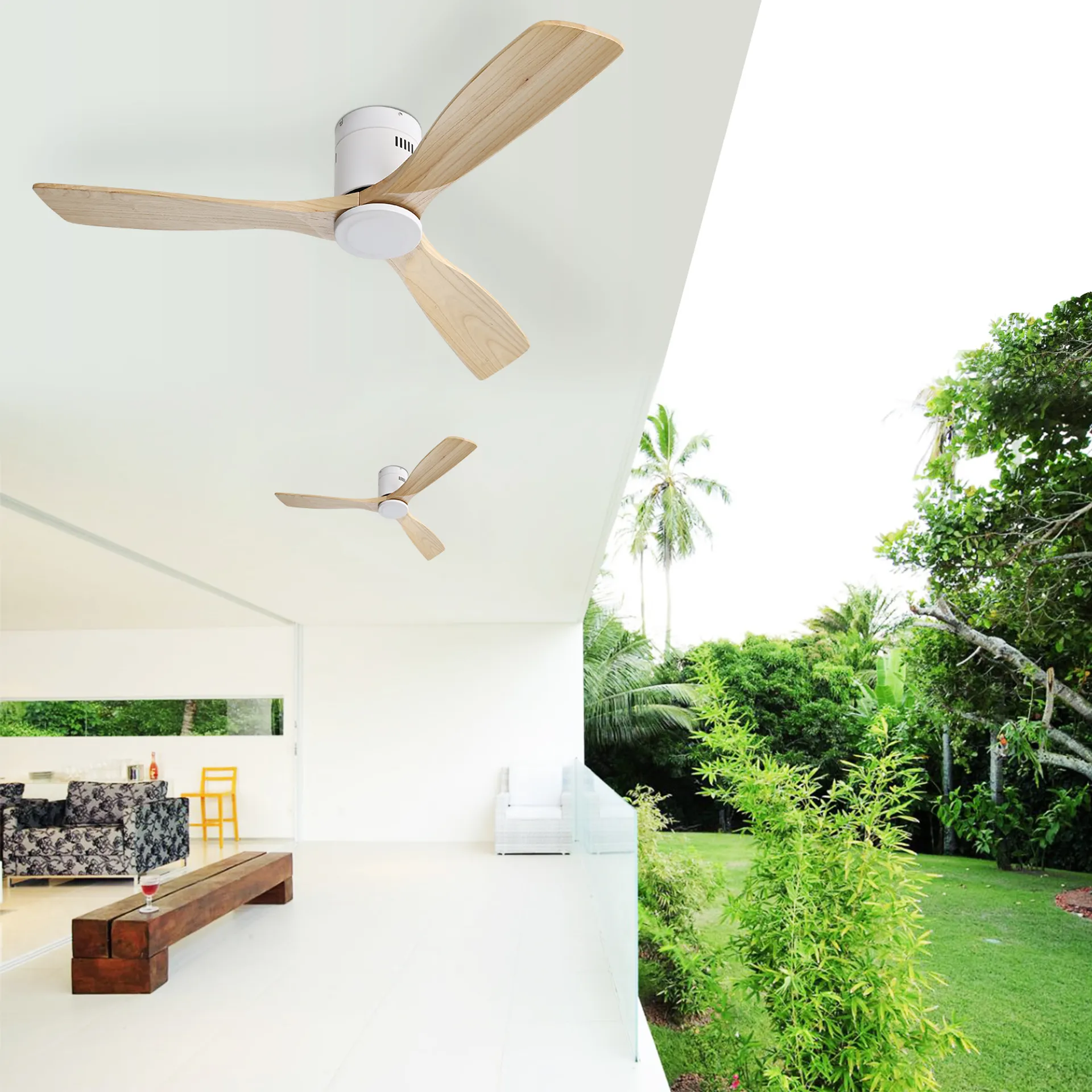 Zwei Deckenventilatoren in einem modernen Wohnzimmer. Der Raum ist weiß mit hellen Holz-Lüfterblättern.