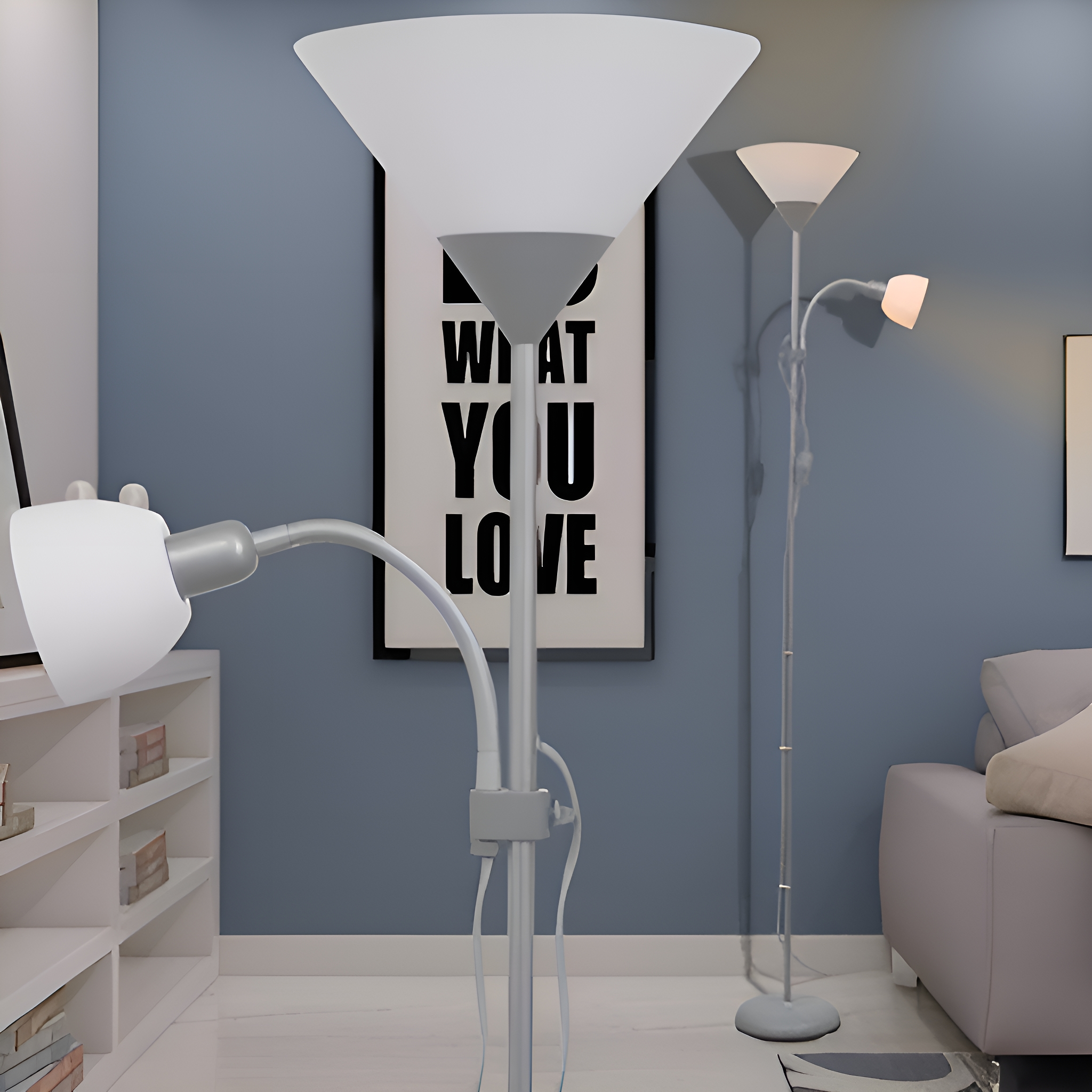 Ein Raum mit drei Lampen: zwei Stehlampen und eine Schreibtischlampe, vor einer blauen Wand und einem weißen Boden.