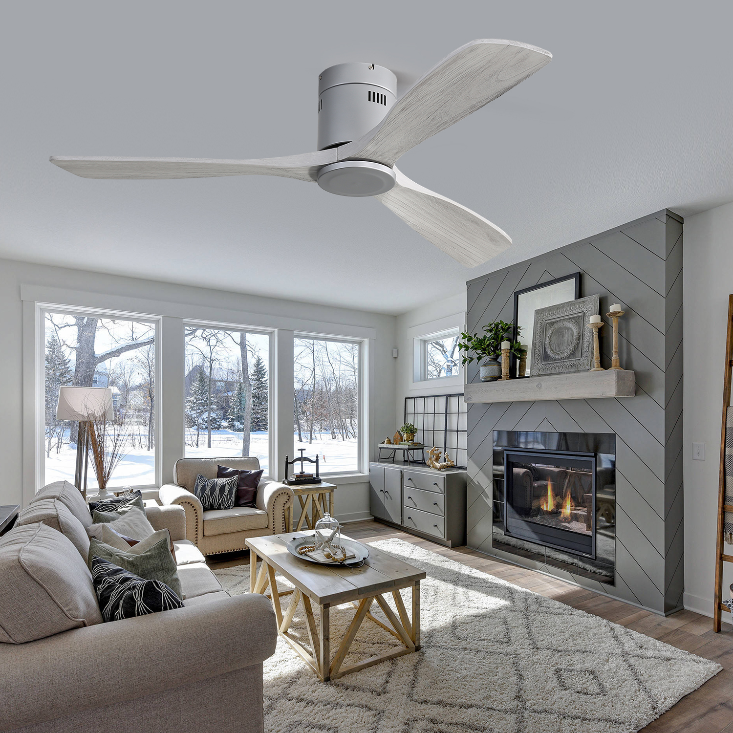 Deckenventilator, drei Flügel, in einem Wohnzimmer mit Kamin, Fenstern und Winterblick.