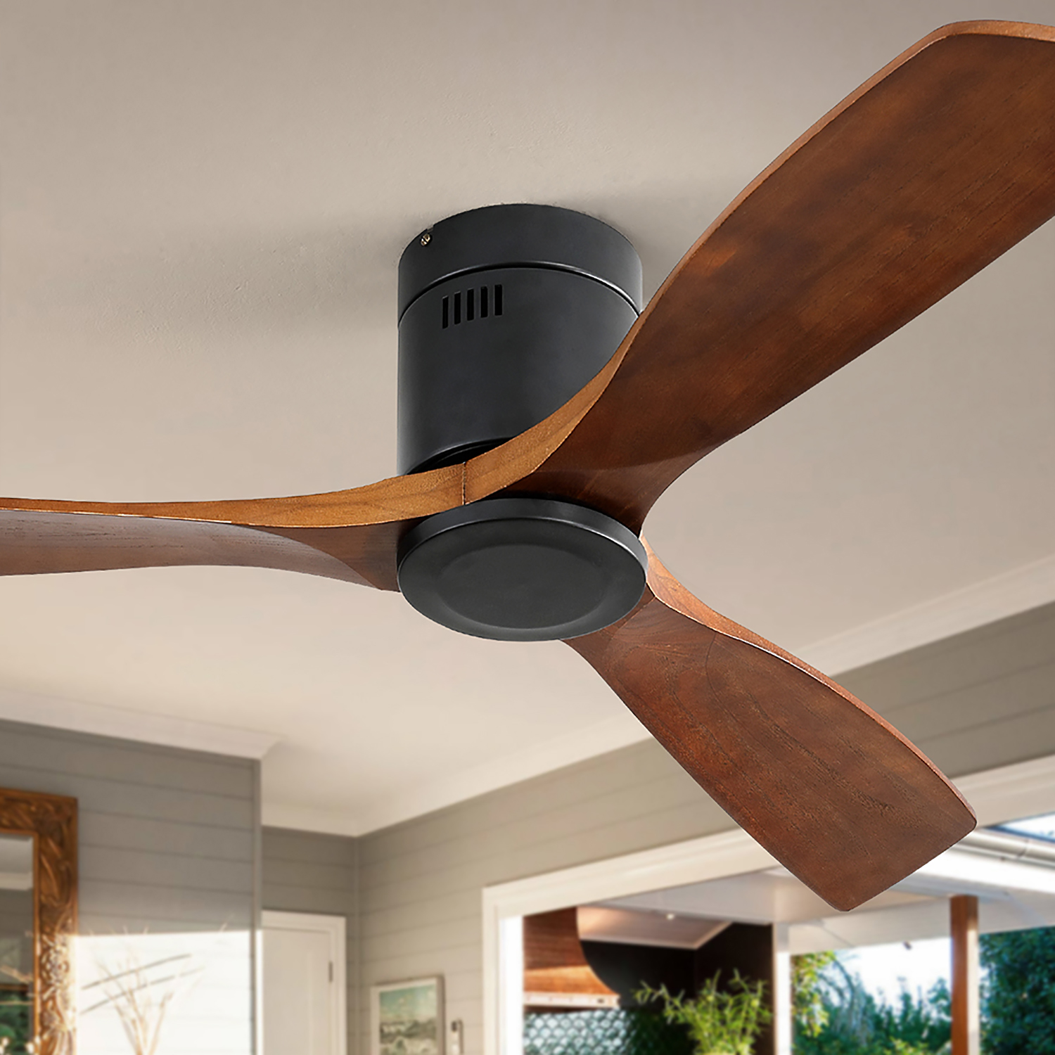 Deckenventilator aus Holz mit drei Flügeln. Von unten betrachtet, ist die Decke weiß.