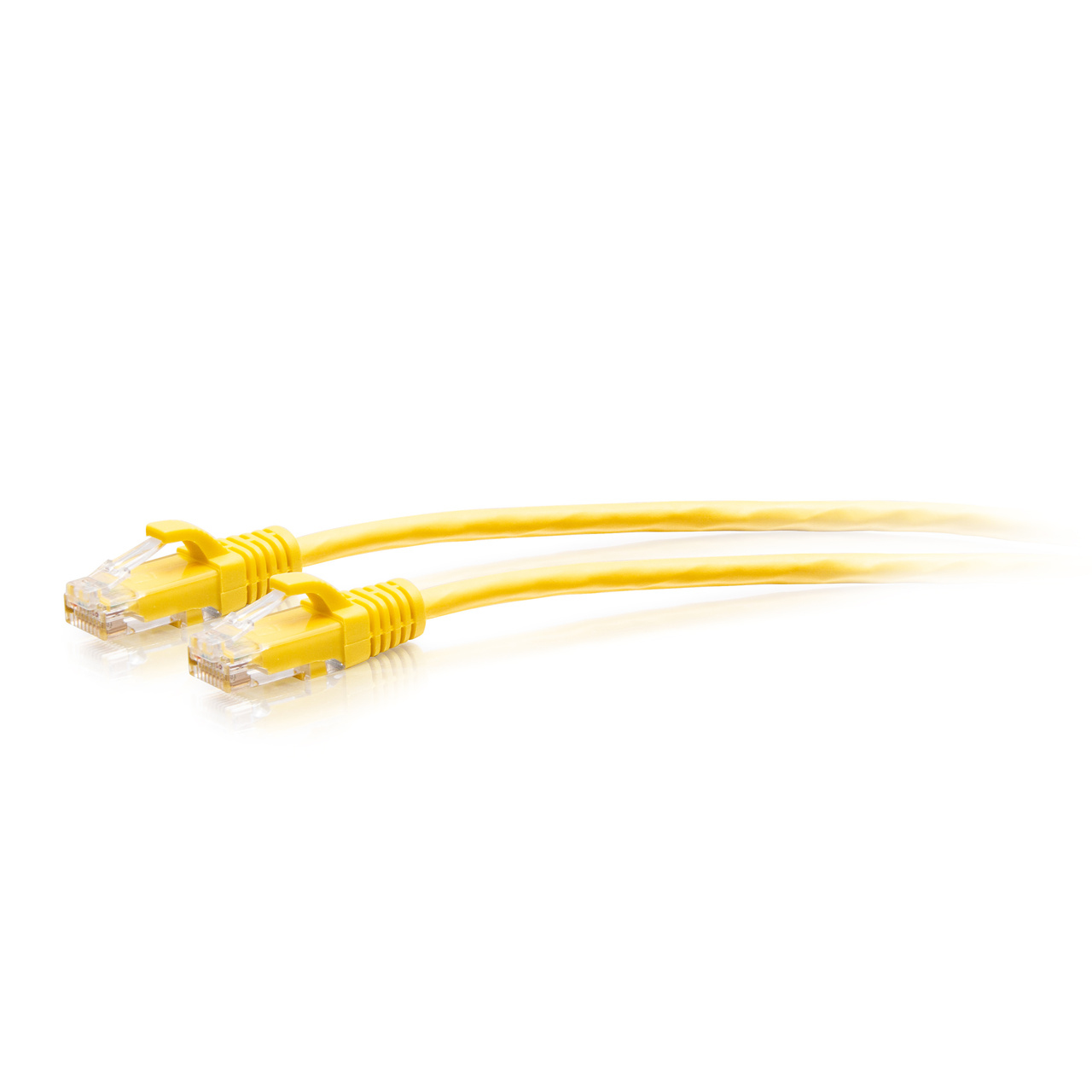 Due cavi ethernet gialli. I connettori sono visibili. Lo sfondo è bianco.
