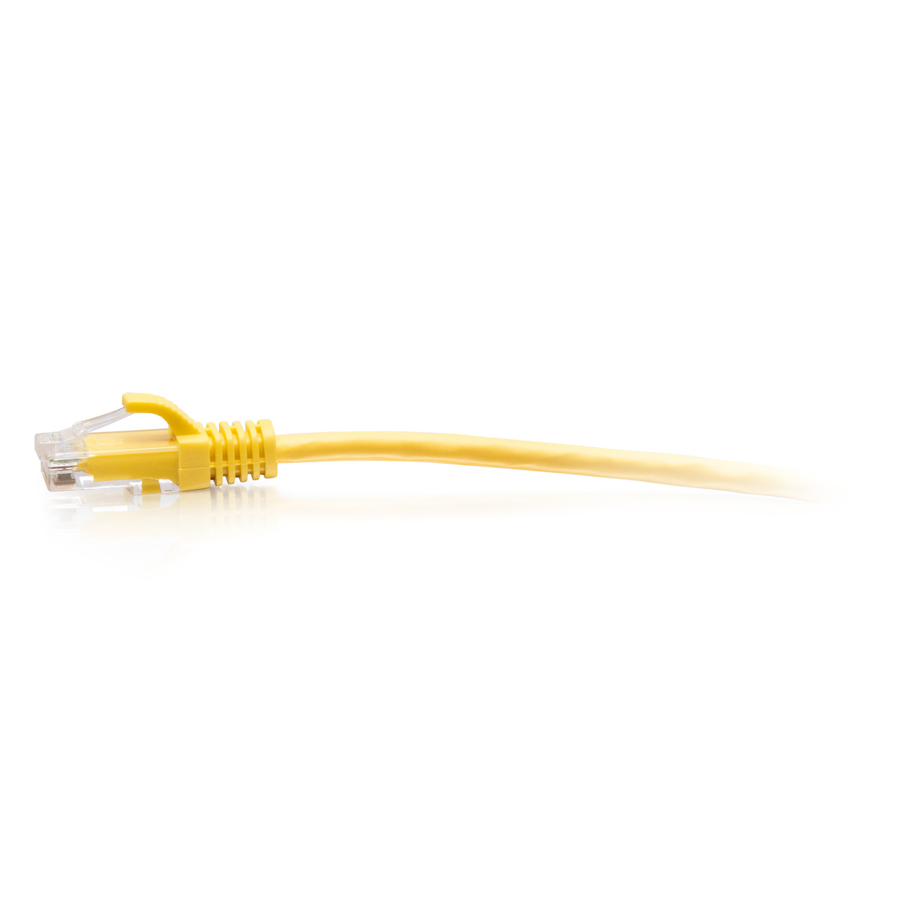 Cavo di rete giallo con connettore trasparente. Sfondo bianco.