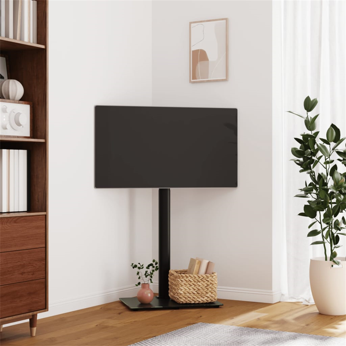 Ein Fernseher auf einem schwarzen Ständer in einer Ecke, mit einer Pflanze und dekorativen Gegenständen.