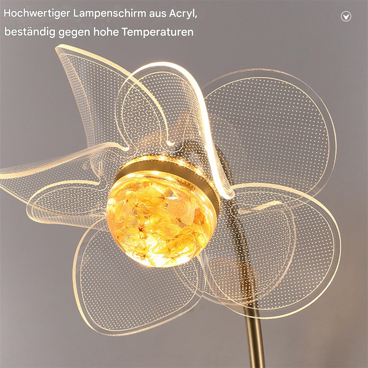 Eine blütenförmige Lampe mit transparenten Blütenblättern, goldenem Zentrum und Licht.