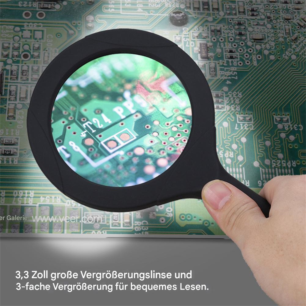Die Hand einer Person hält eine schwarze Lupe über einer Leiterplatte und zeigt Details.