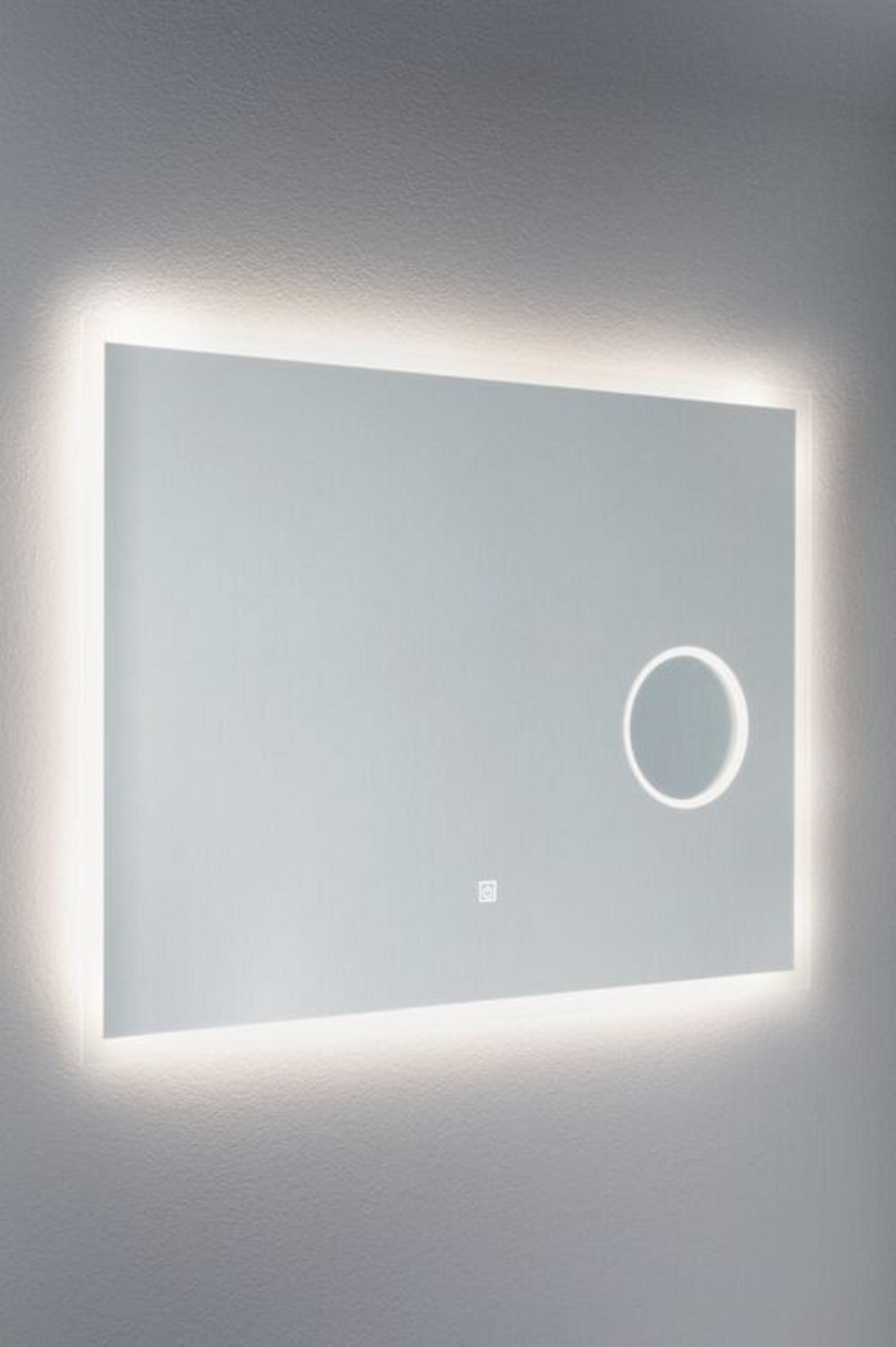 Ein rechteckiger Spiegel mit LED-Beleuchtung an den Rändern. Ein kreisförmiges Lichtmerkmal ist sichtbar.