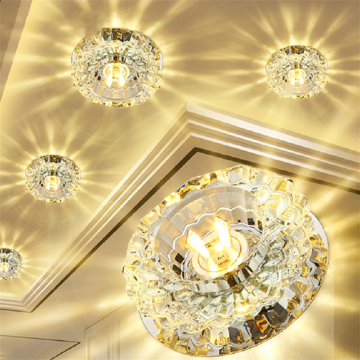 Deckenleuchten mit Kristall-Design. Mehrere Leuchten beleuchten den Raum. Die Lichter leuchten hell.