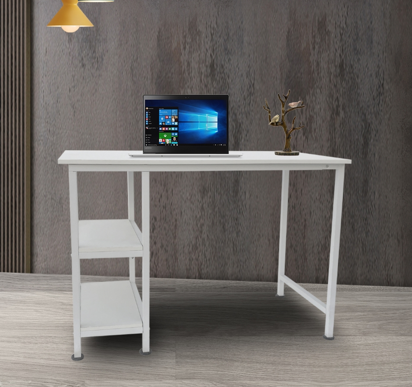 Witte bureau met laptop. Kleine decoratieve boom op bureau. Grijze muur en houten vloer.