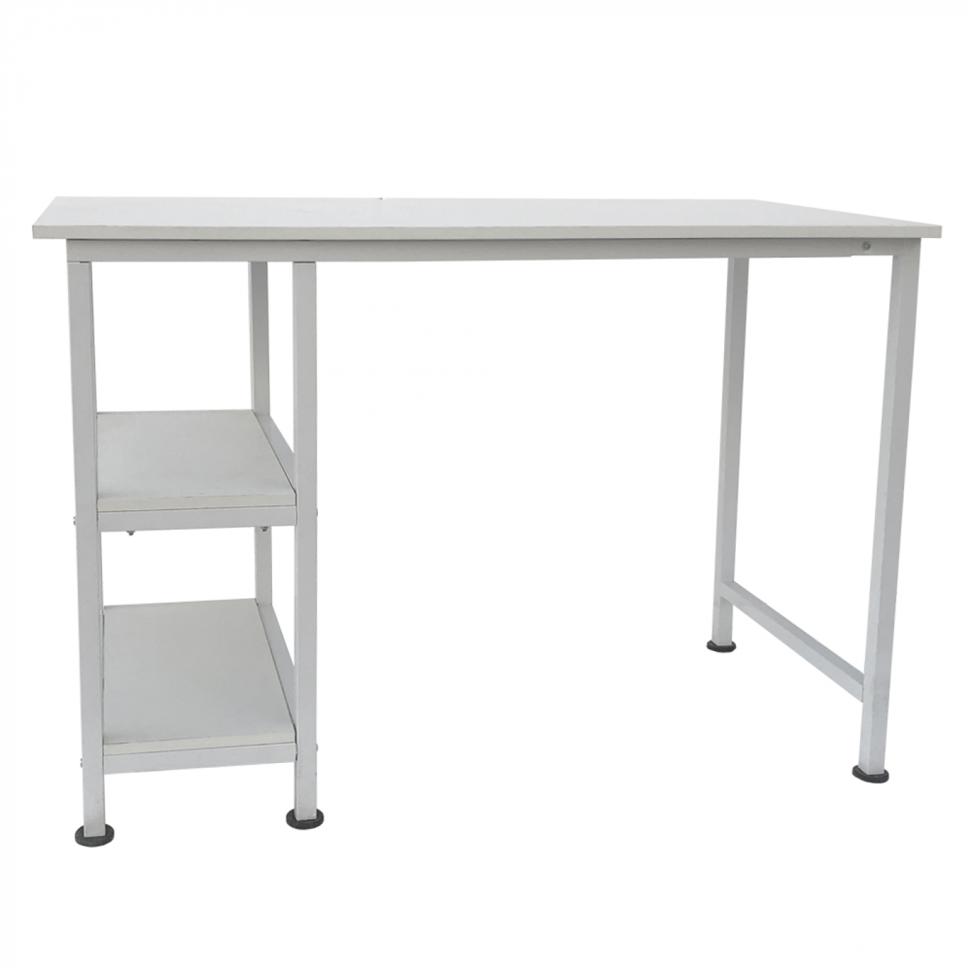 Witte metalen bureau met twee planken aan de linkerkant. Witte achtergrond. Eenvoudig ontwerp met zwarte poten.