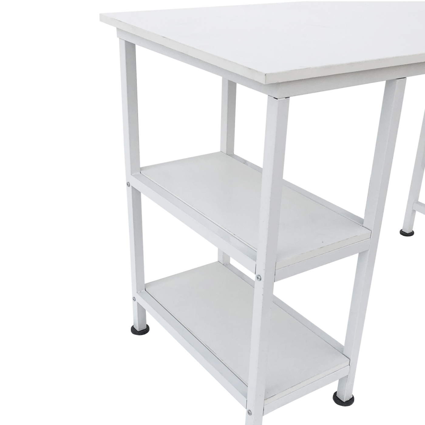 Witte metalen tafel met twee planken. De tafel is leeg en geïsoleerd op een witte achtergrond.