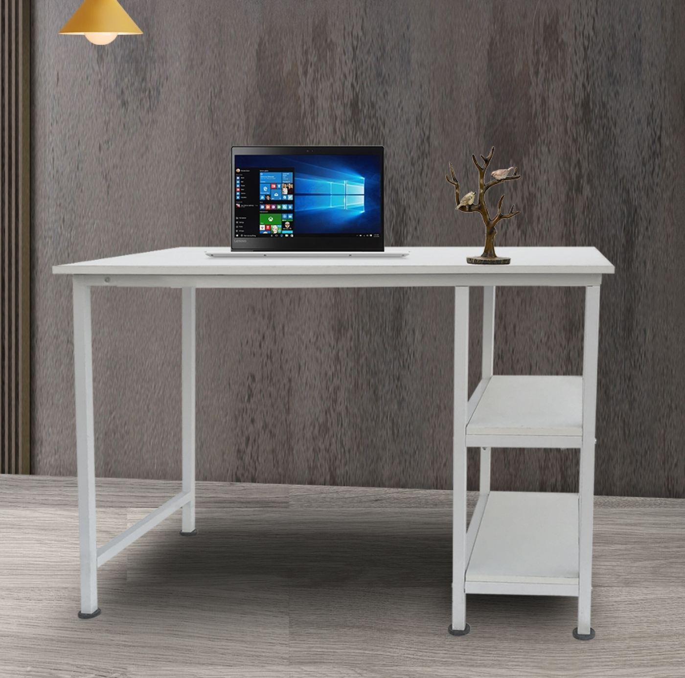 Een witte bureau met een laptop, een klein beeldje en een plank. De achtergrond is een getextureerde muur.