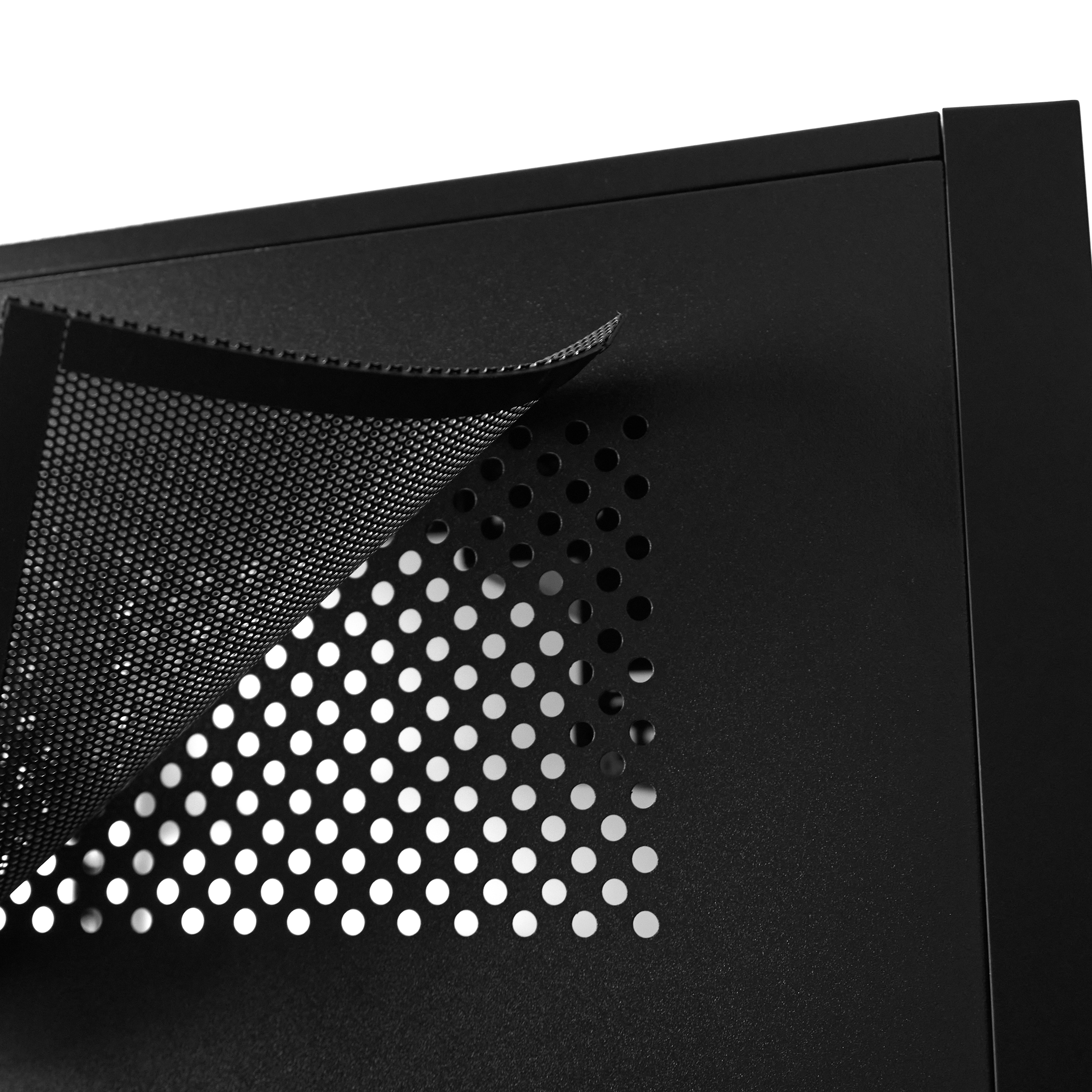 Czarny metalowy panel z otworami wentylacyjnymi i częściowo odklejoną siatkową osłoną, odsłaniającą otwory.