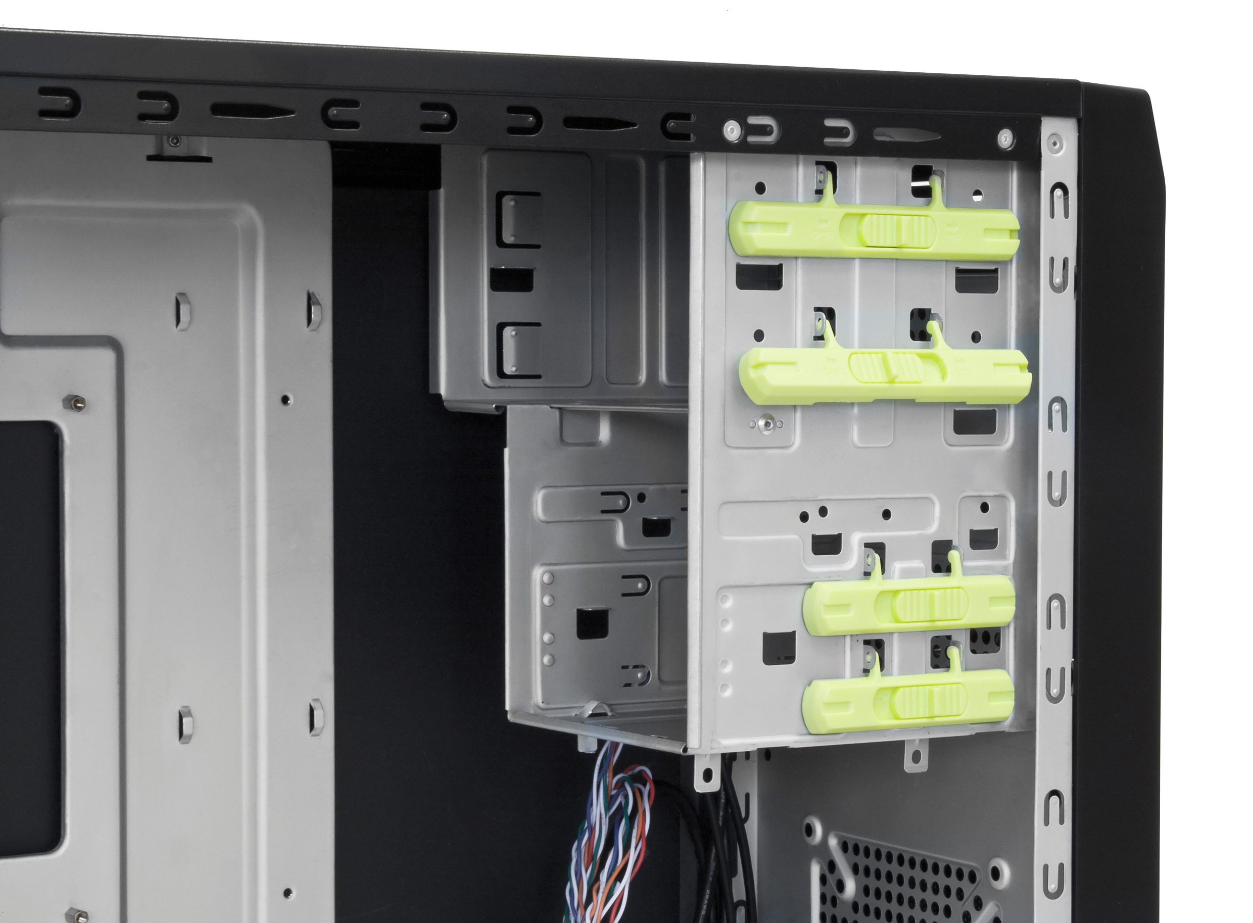 Widok od wewnątrz obudowy komputera, pokazujący zatoki na dyski i prowadzenie okablowania.