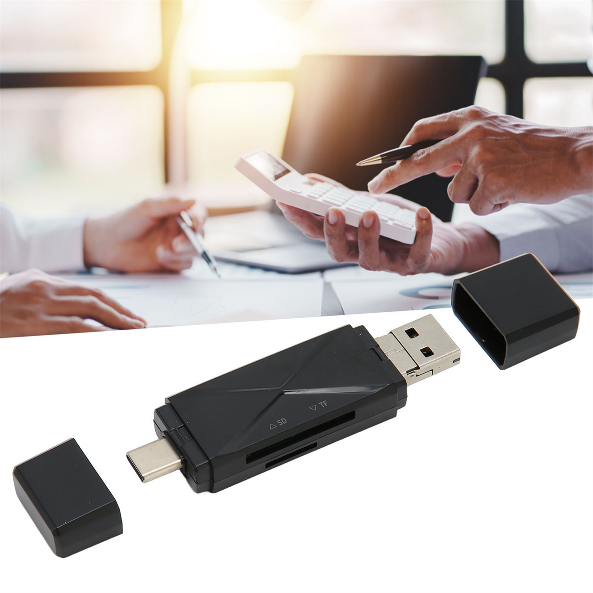 Schwarzer Kartenleser mit USB-Anschluss. Zwei Personen im Hintergrund, mit Taschenrechner.