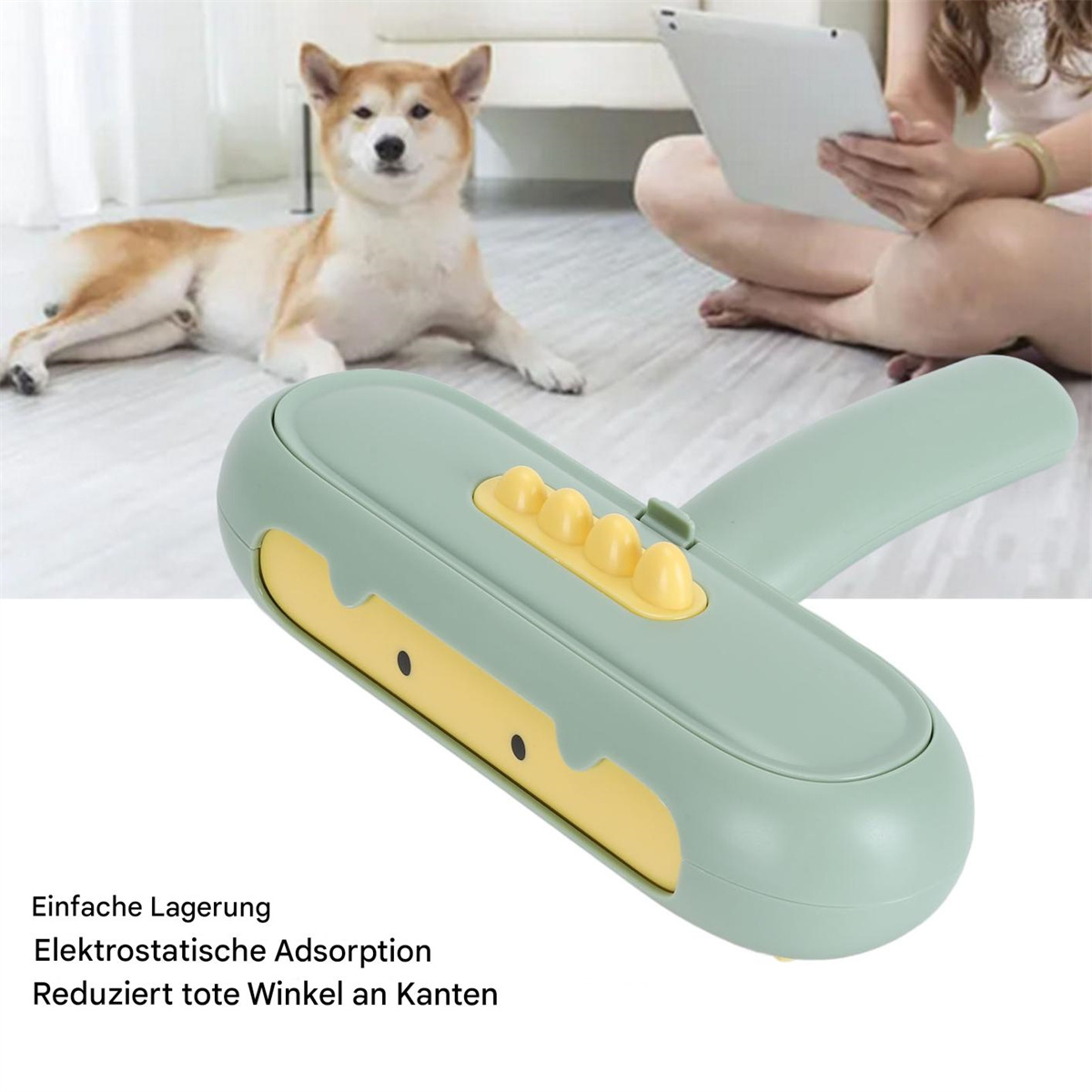Ein grüner Tierhaarentferner mit Hund und Person, die im Hintergrund ein Tablet nutzt.