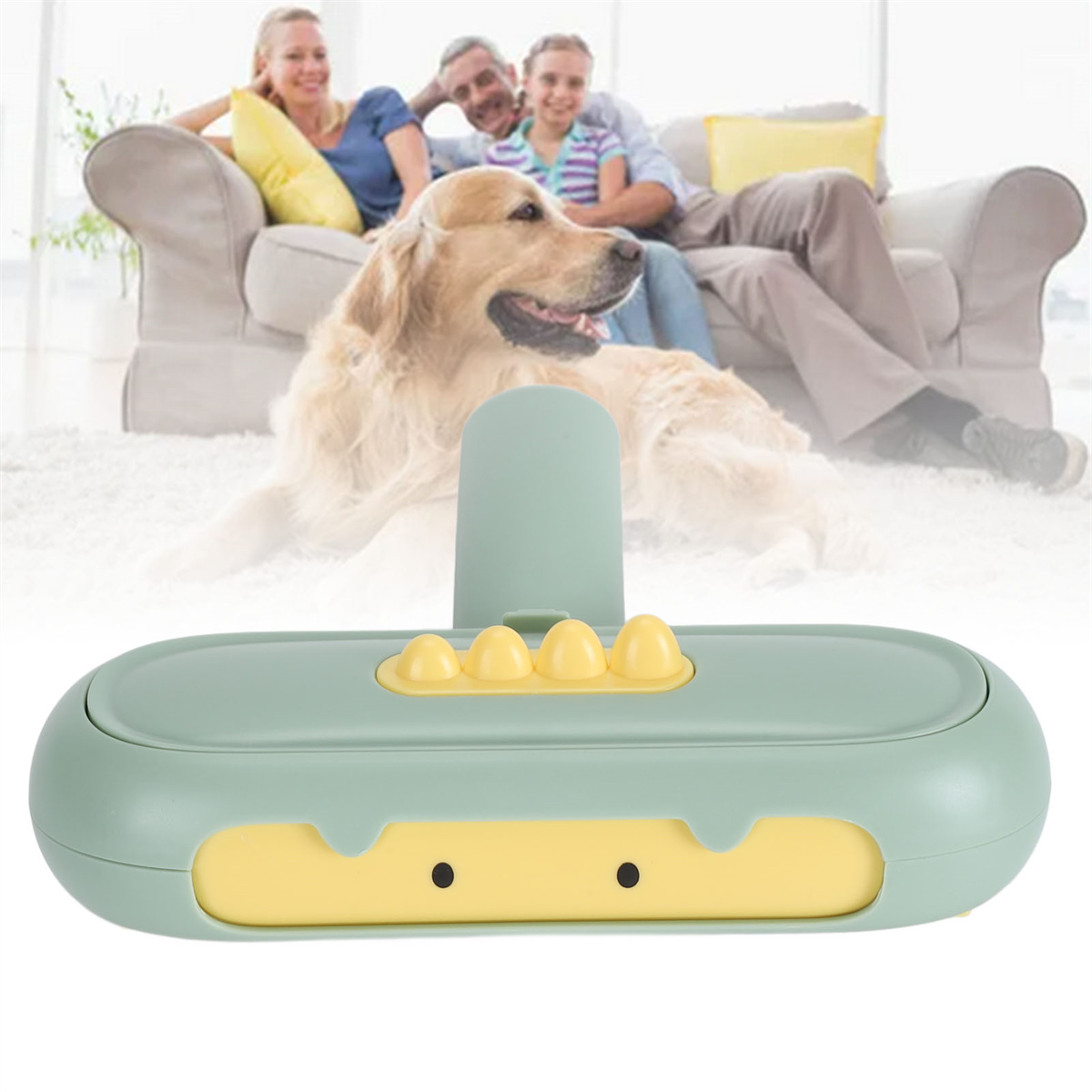 Grünes und gelbes Tierhaar-Entfernungswerkzeug, im Hintergrund Familie und Hund.
