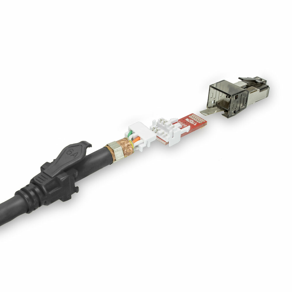 Een doorgesneden Ethernet-kabel met een connector. De kabel is zwart met blootliggende draden.