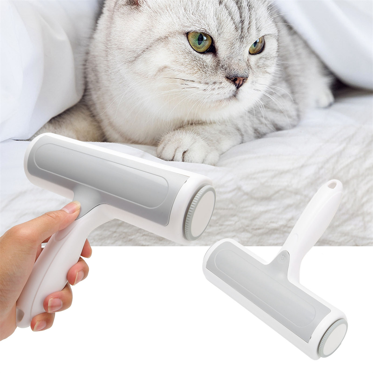 Eine Hand, die eine weiß-graue Tierhaarentferner-Rolle verwendet, im Hintergrund eine Katze.