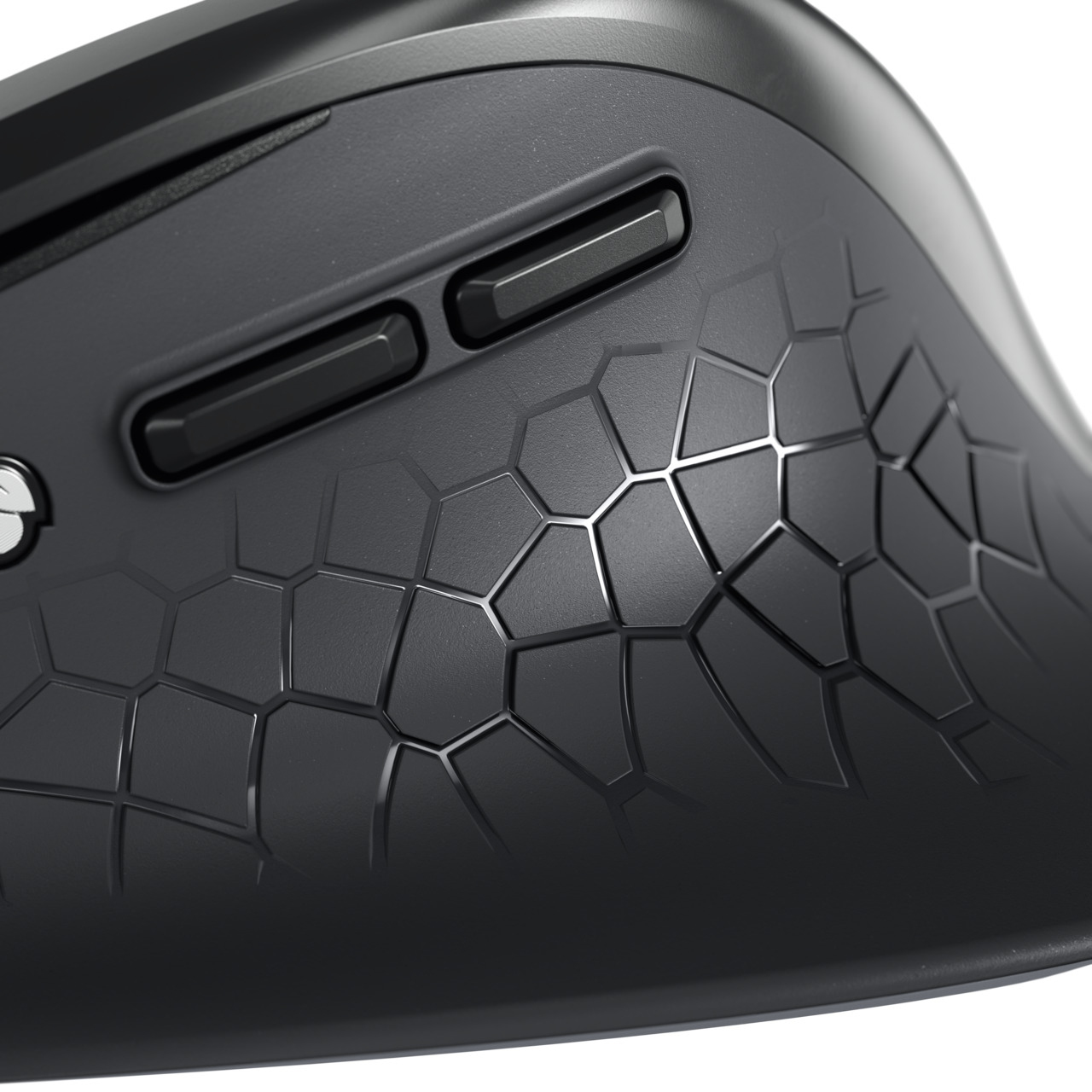 Gros plan d'une souris ergonomique noire avec une surface à motifs, des boutons latéraux et un design texturé.