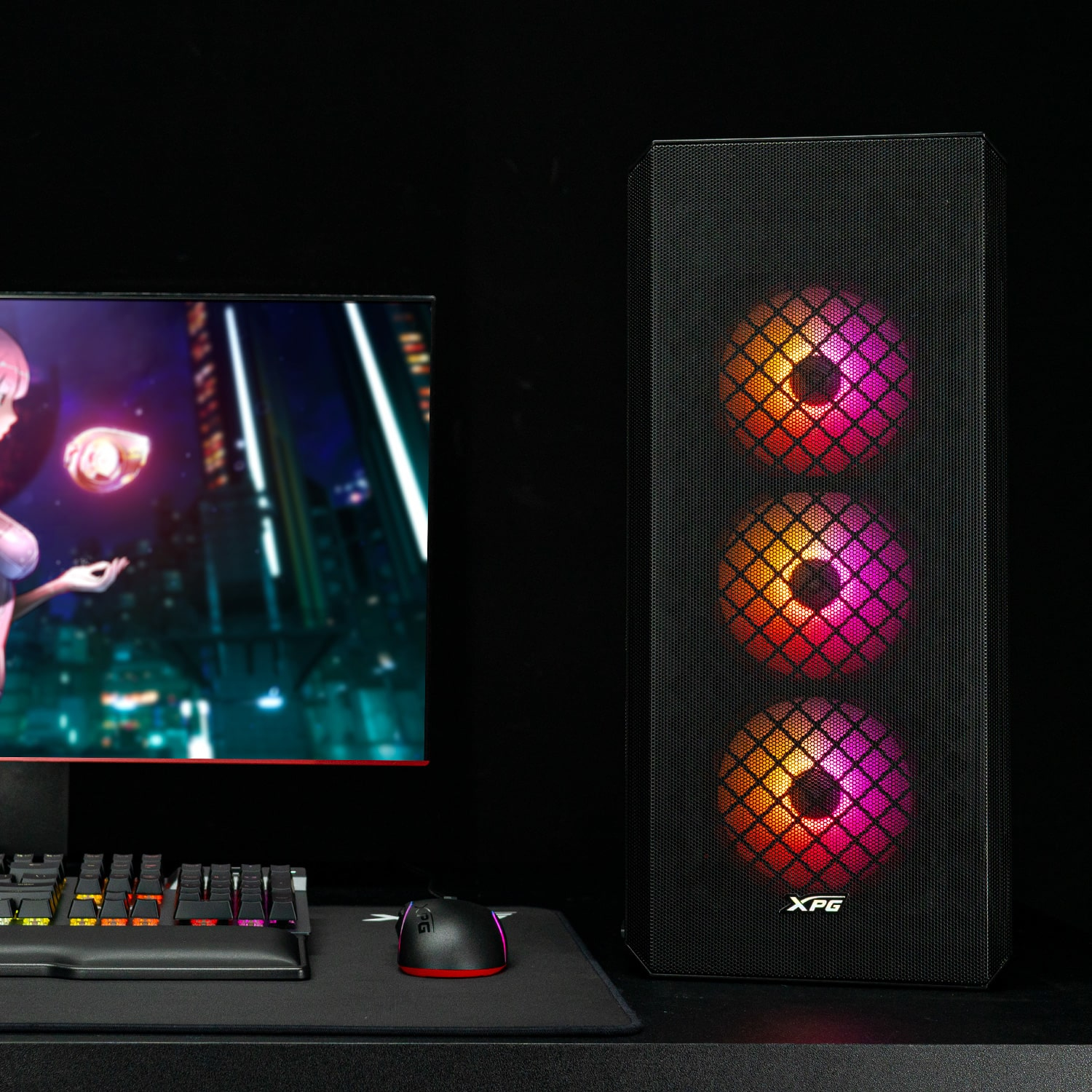 Zwarte computerkast met RGB-ventilatoren en een monitor met een anime-meisje.