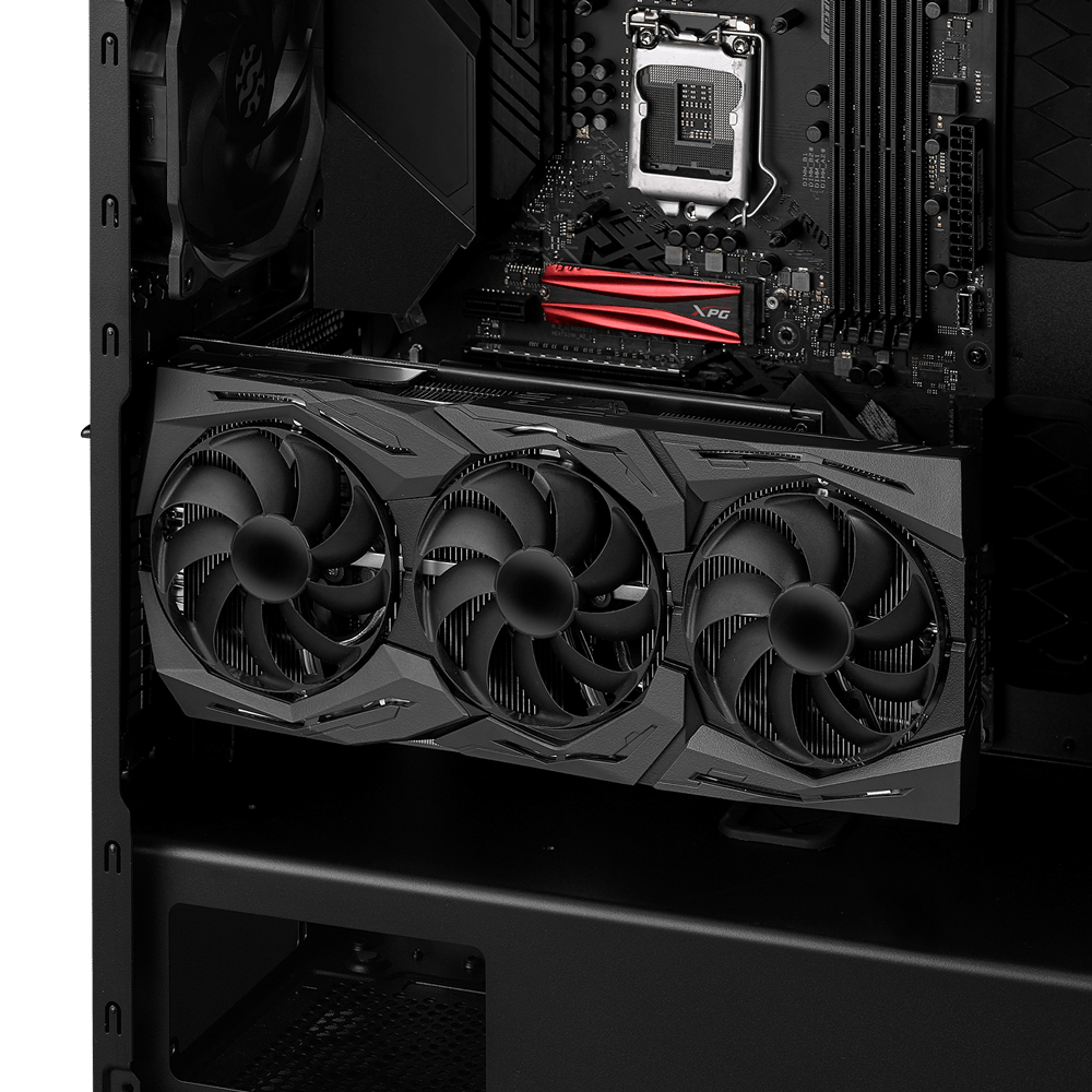 Binnenkant computerkast met GPU en ventilatoren. De GPU heeft drie ventilatoren.