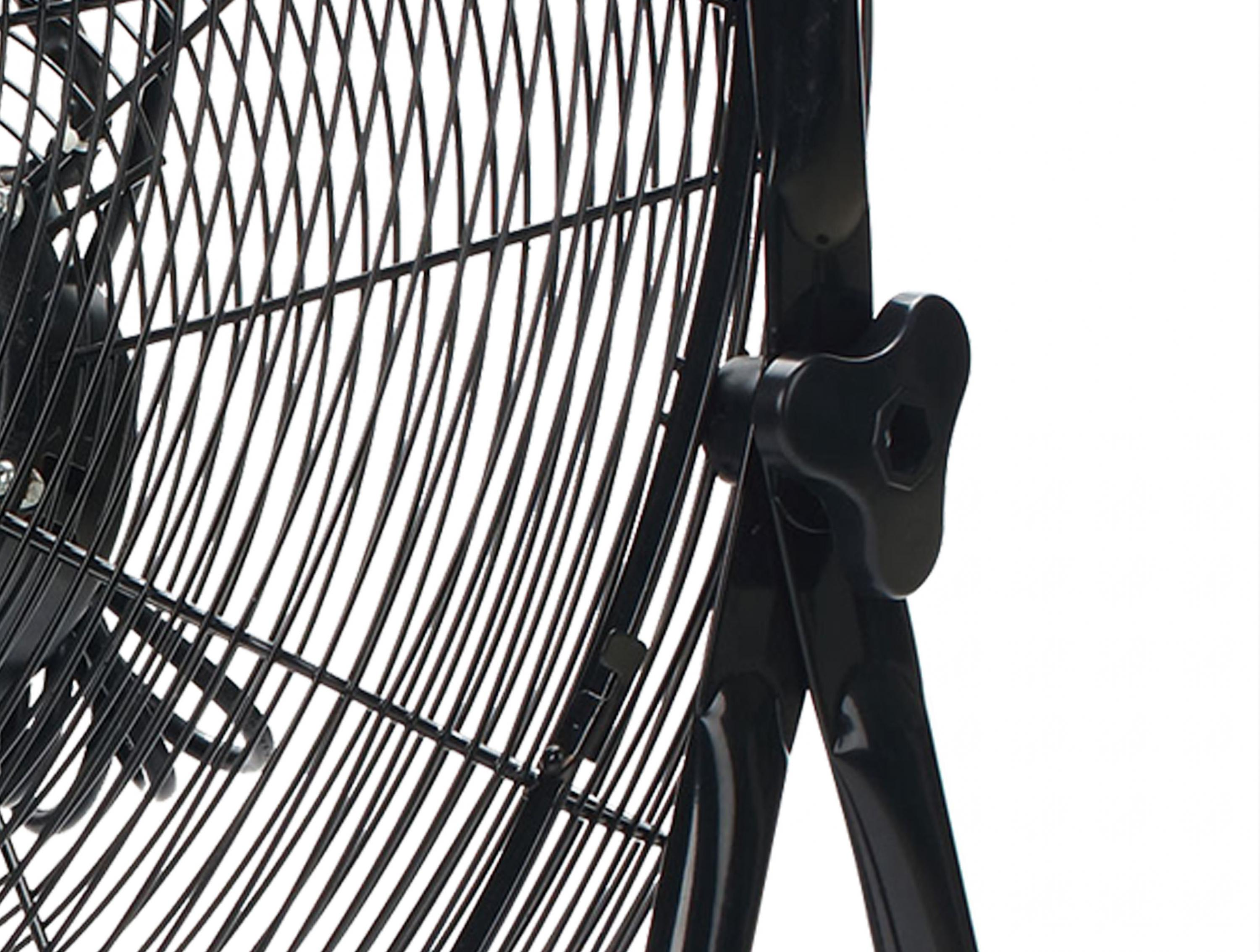 Ventilador negro, primer plano. Rejilla visible, marco y soporte negros. Fondo blanco.