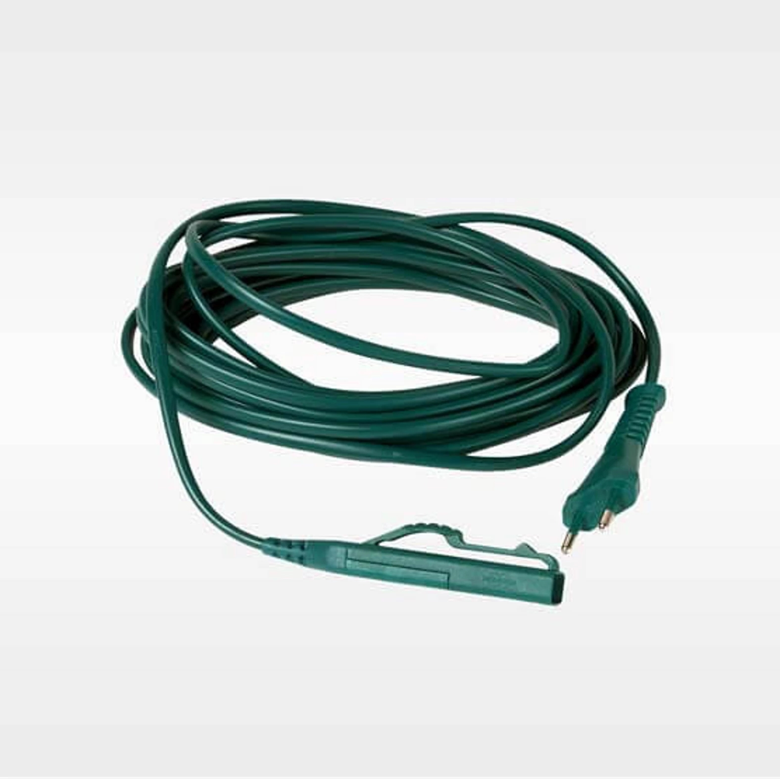 Un cavo elettrico verde arrotolato, con una spina a un'estremità e un connettore all'altra.