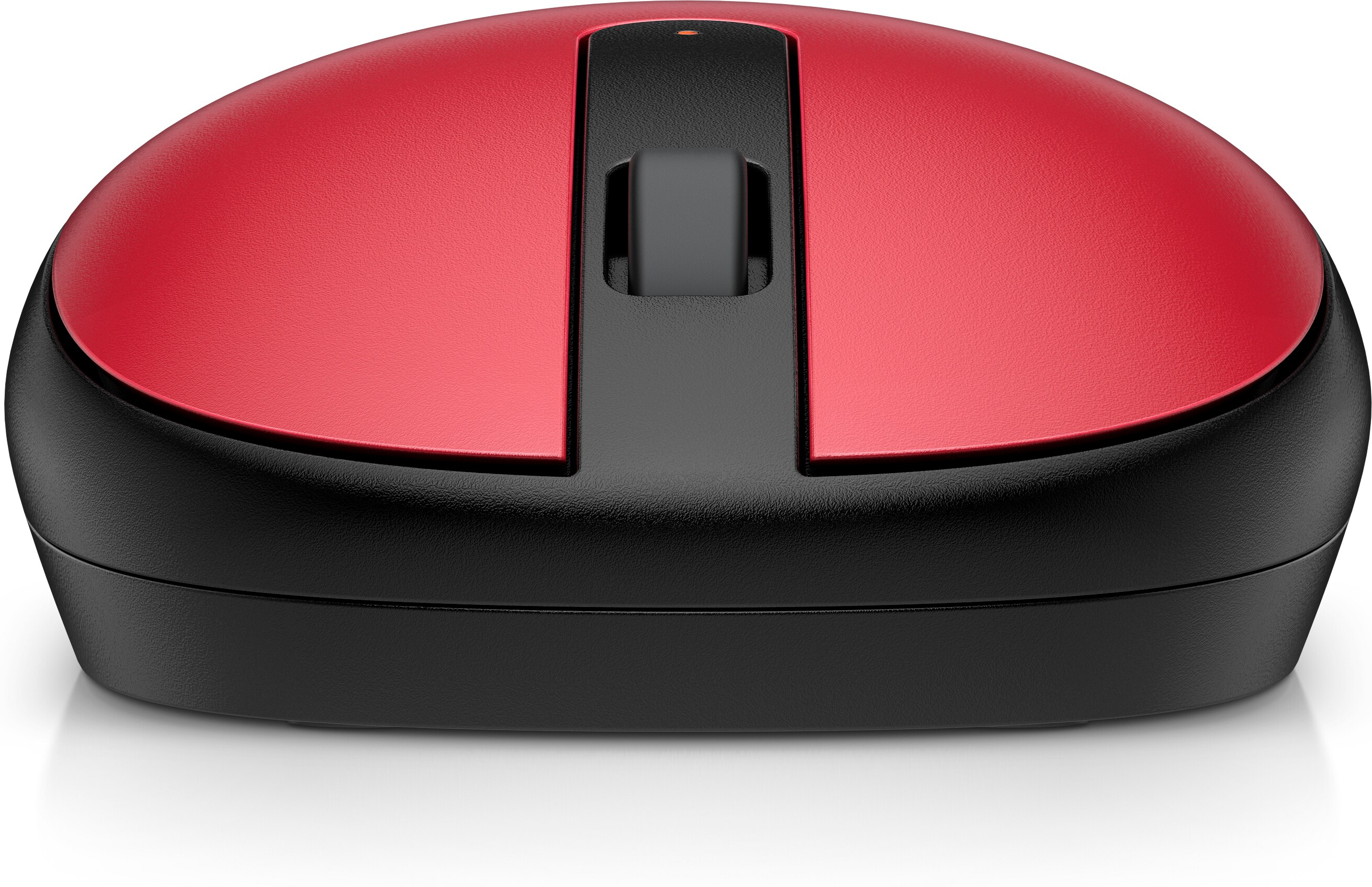 Une souris ergonomique verticale noire et un ordinateur portable sur un bureau en bois.