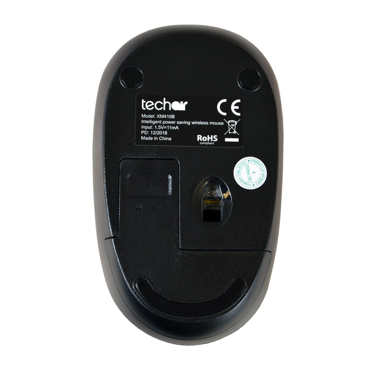 Parte inferiore di un mouse nero, che mostra le informazioni sul modello, il marchio 'techbar' e un marchio CE.